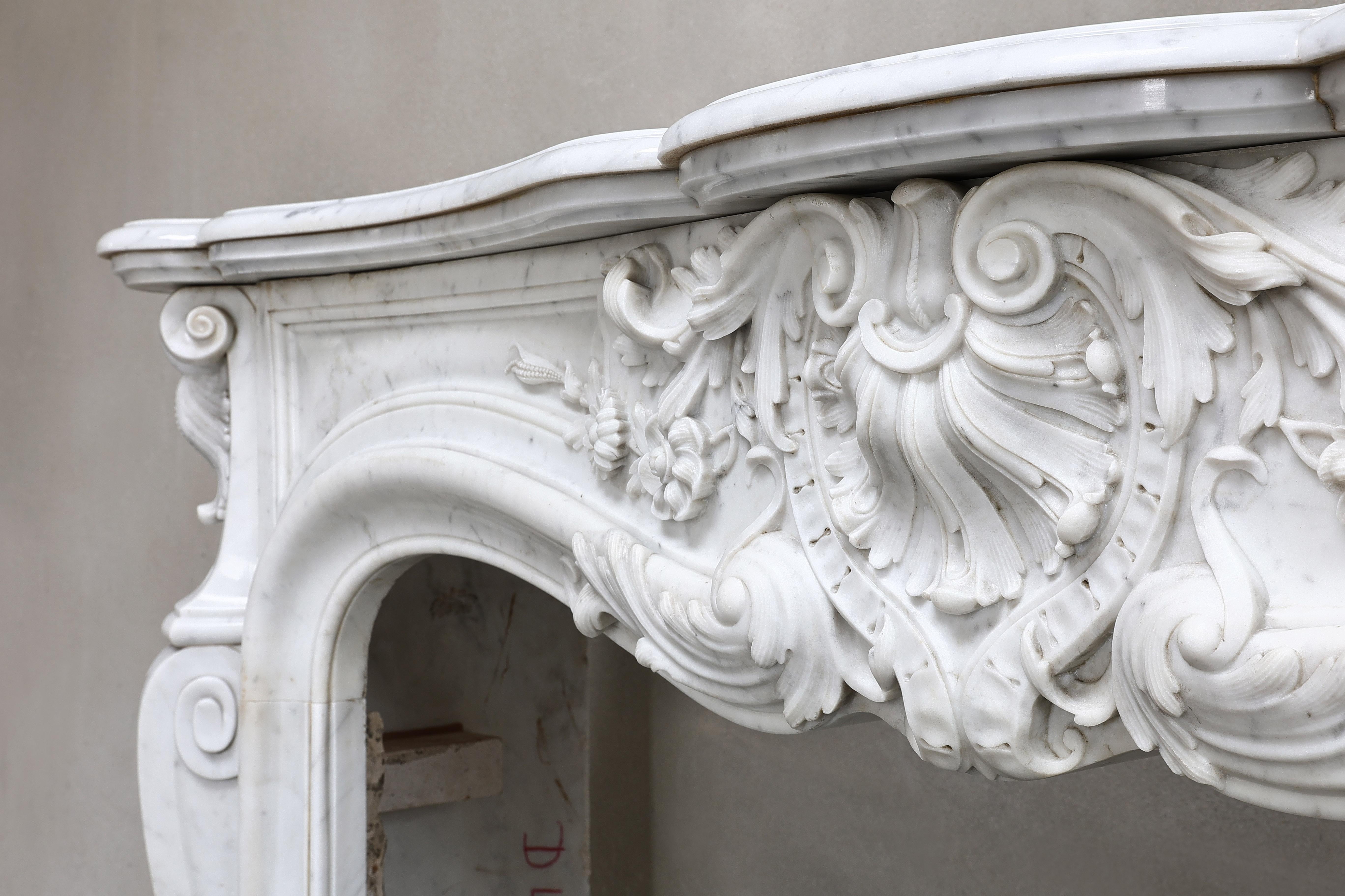 Antiker Marmorkamin  Carrara-Marmor  19. Jahrhundert  Monumental im Zustand „Gut“ im Angebot in Made, NL