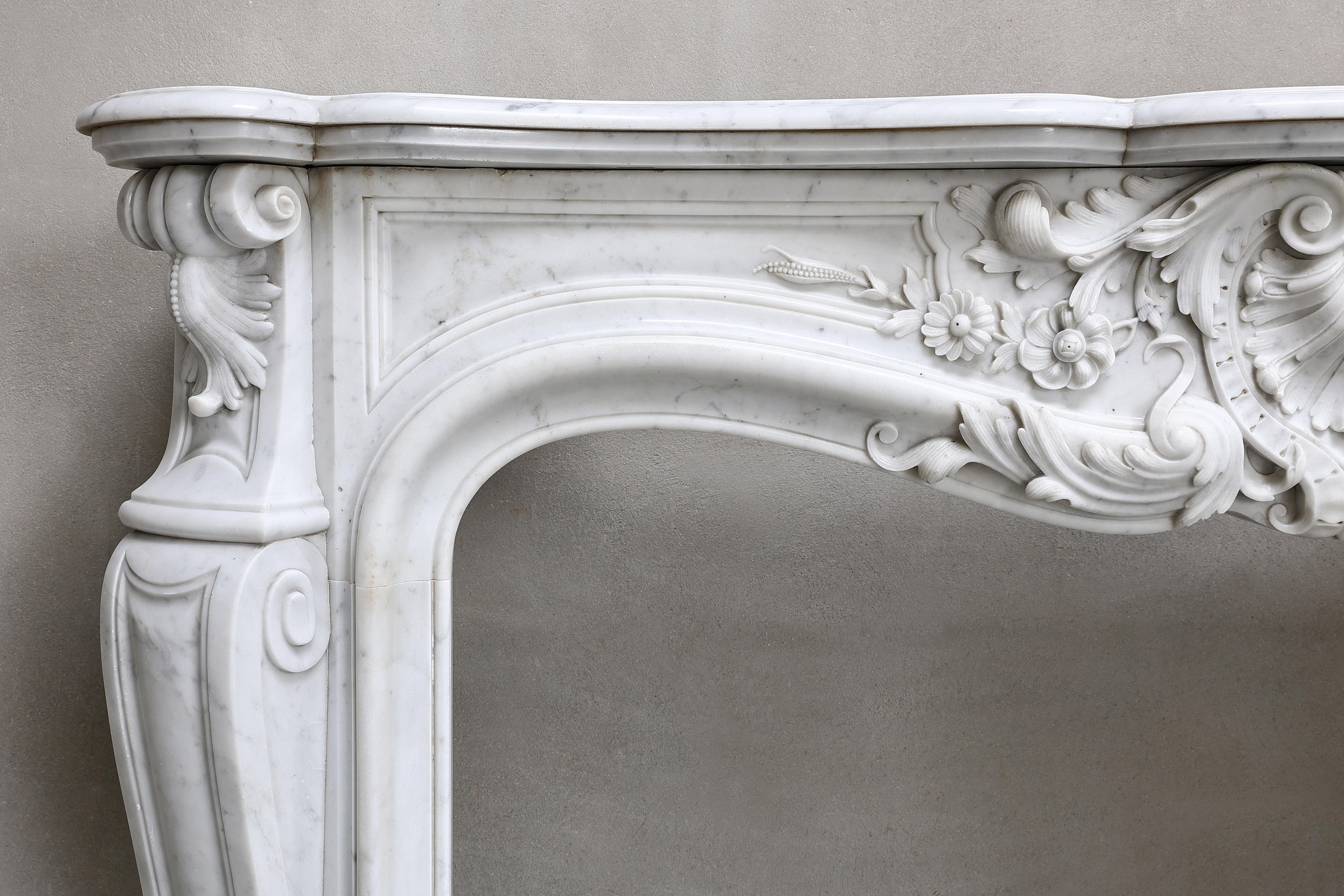 Antiker Marmorkamin  Carrara-Marmor  19. Jahrhundert  Monumental im Angebot 1