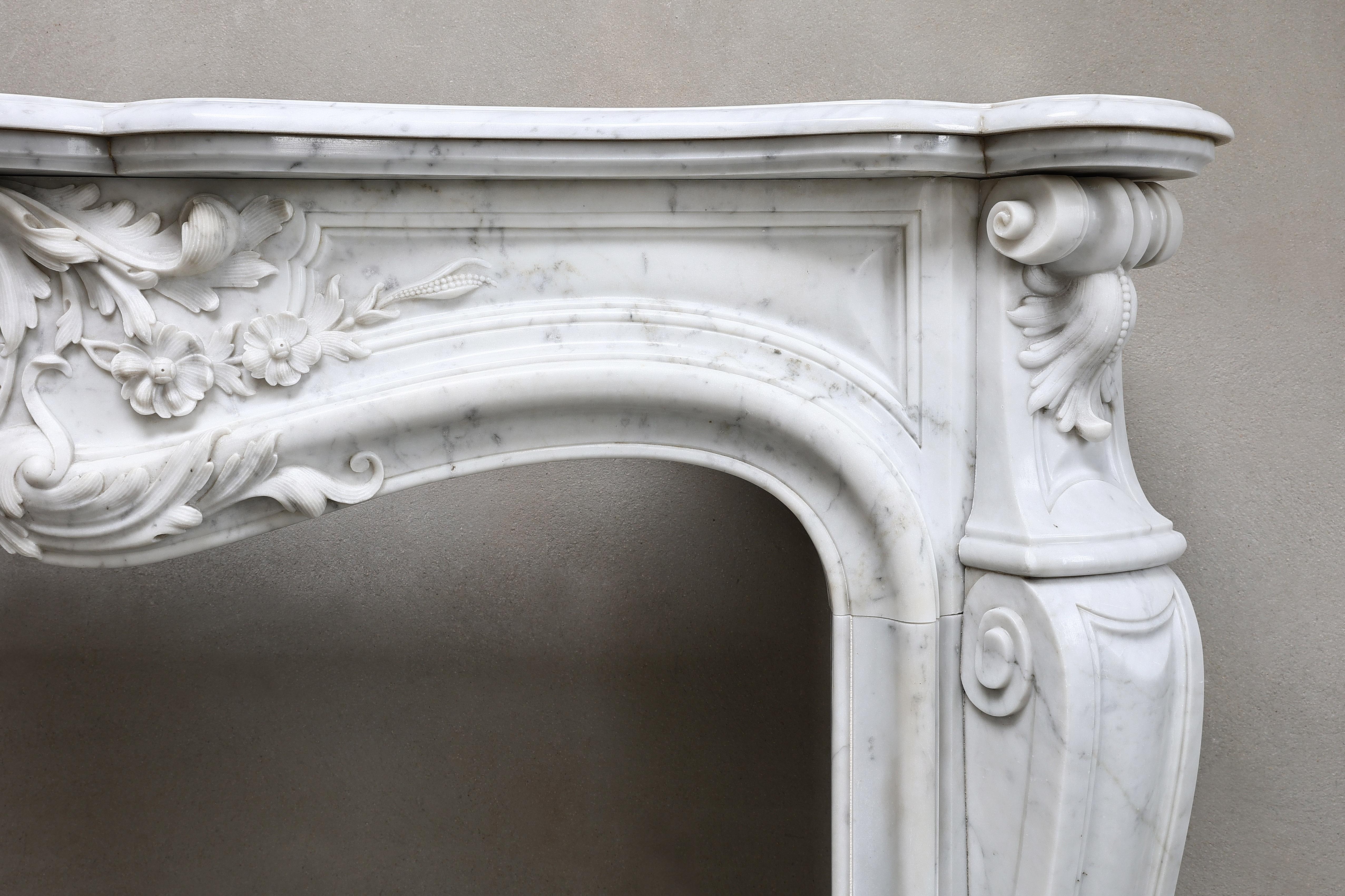 Antiker Marmorkamin  Carrara-Marmor  19. Jahrhundert  Monumental im Angebot 2