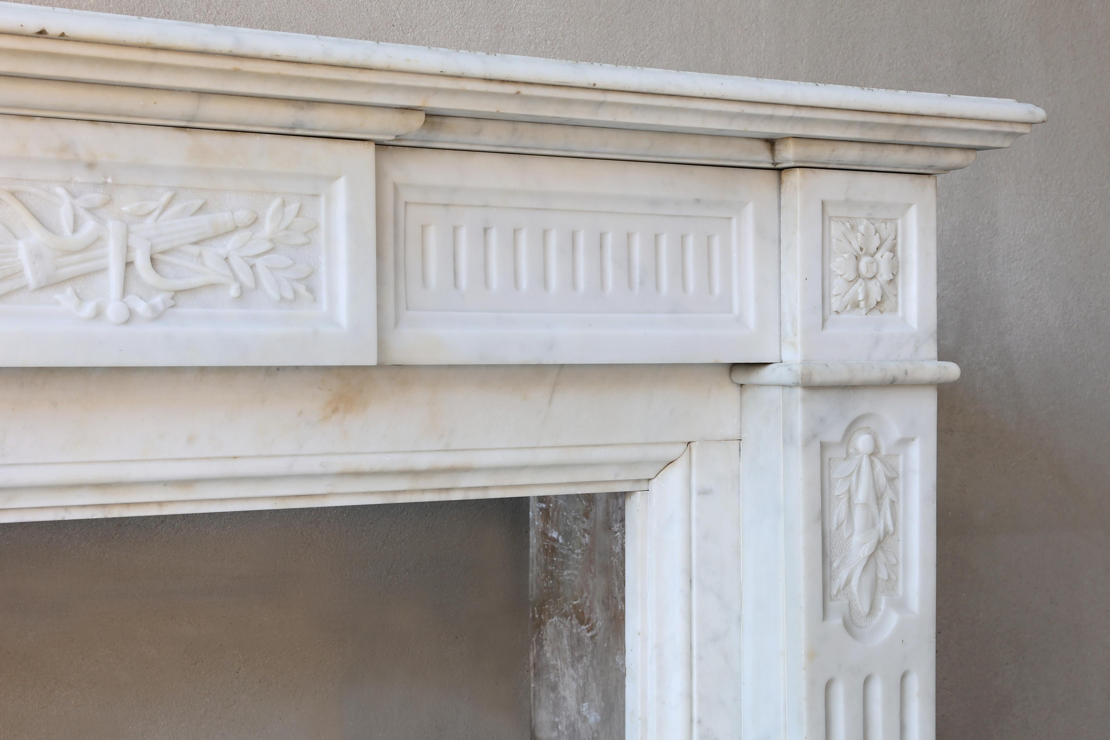19th Century Mantle Surround of Carrara Marble in Style of Louis XVI In Good Condition For Sale In Made, NL