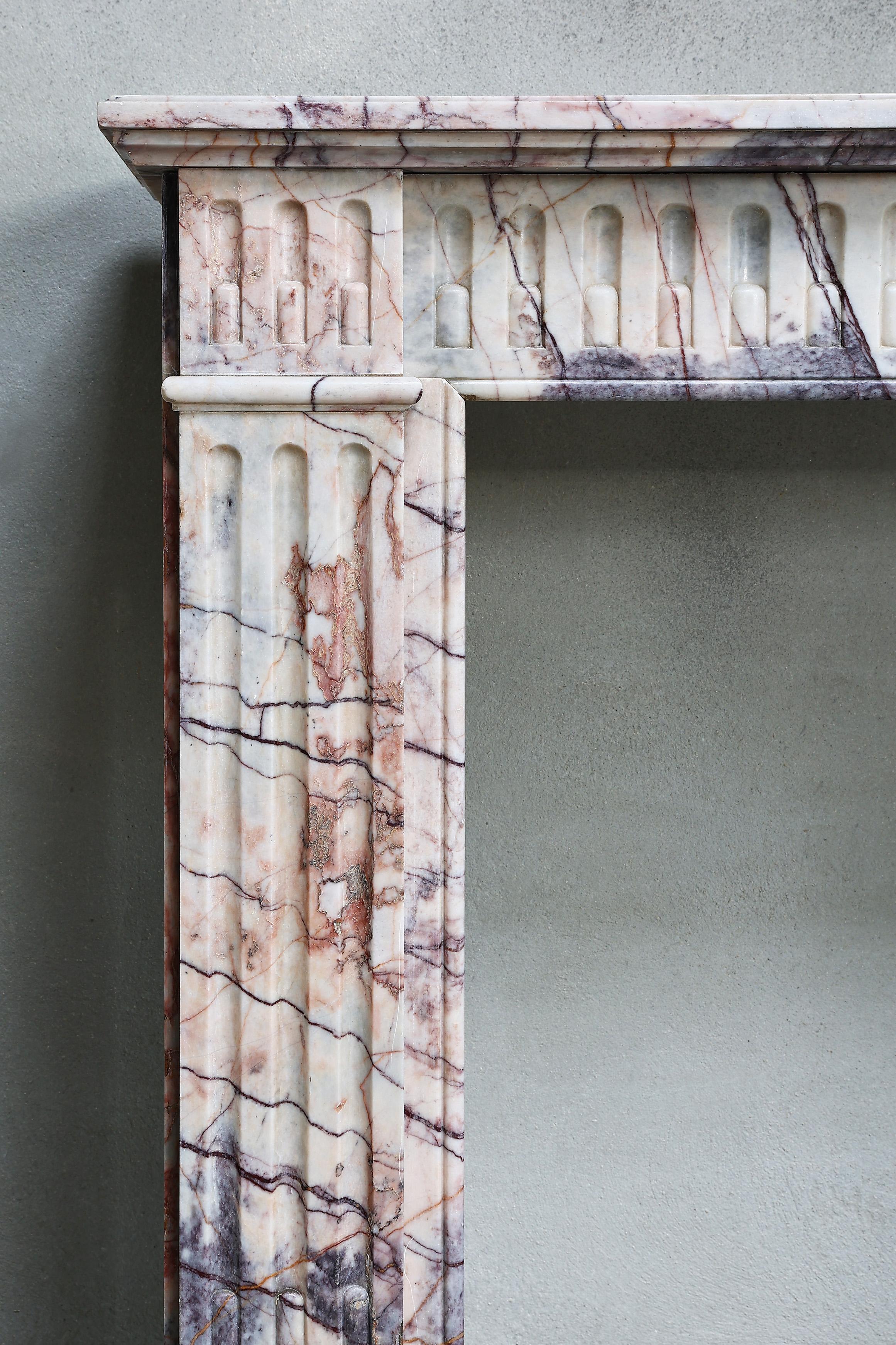 Entourage de manteau de cheminée en marbre Sarrancolin du 19ème siècle dans le style Louis XVI 2