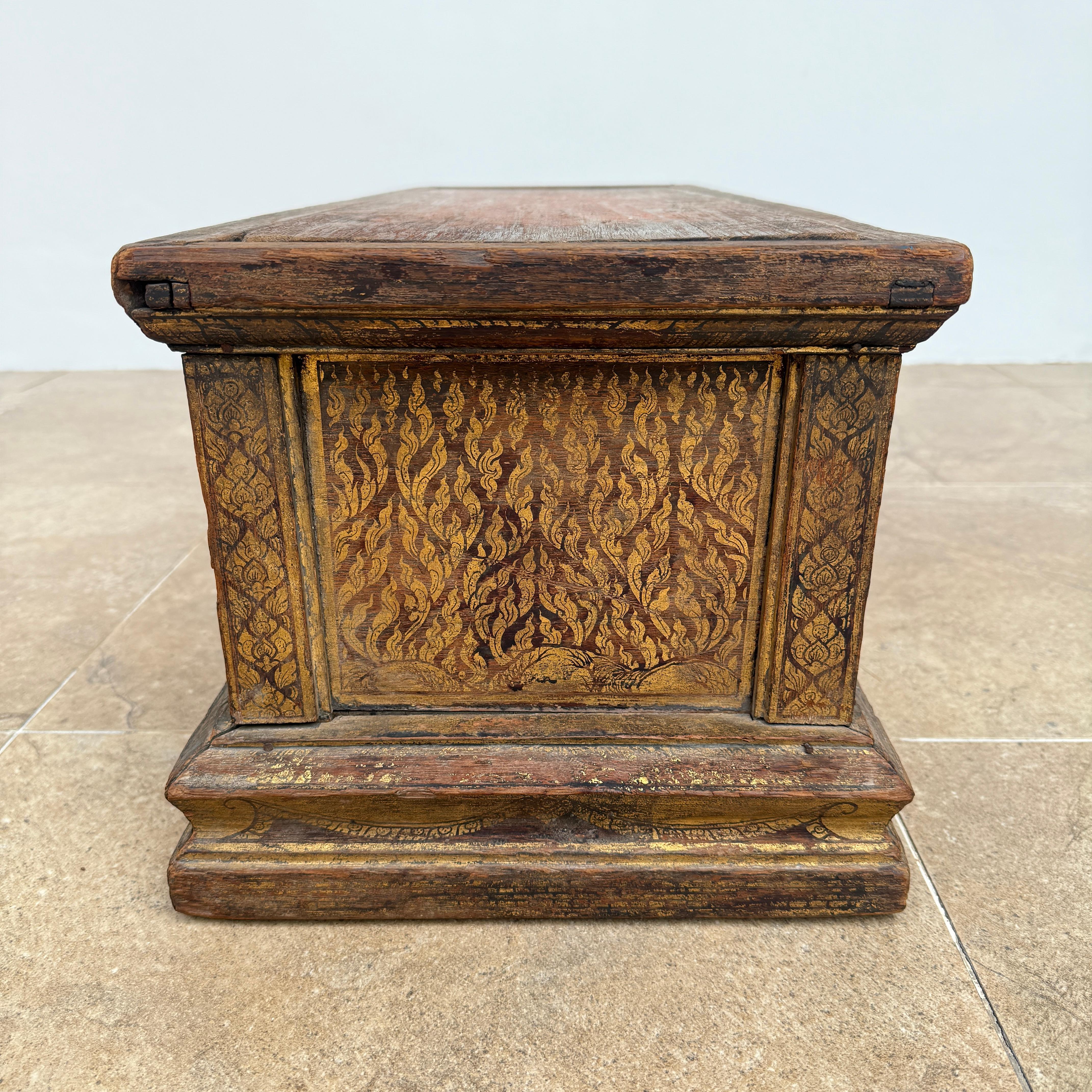 Cette boîte à manuscrit thaïlandaise du XIXe siècle est un exemple rare et exquis de l'artisanat thaïlandais traditionnel. Elle a été conçue pour conserver des manuscrits sacrés en feuilles de palmier ou des textes religieux. Fabriquée à la main en