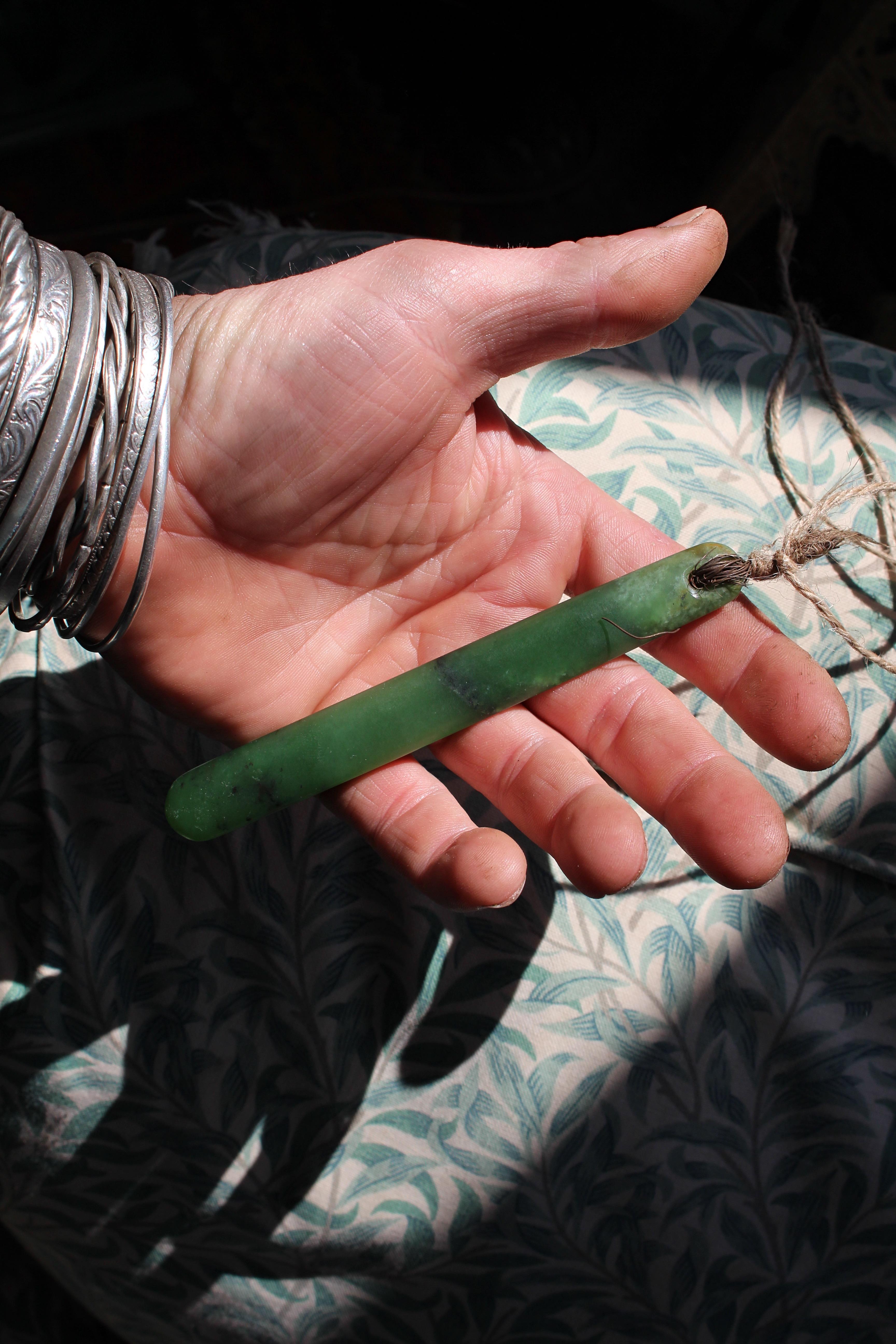 Ciondolo per orecchio in pietra verde (nefrite) Maori del XIX secolo in vendita 1