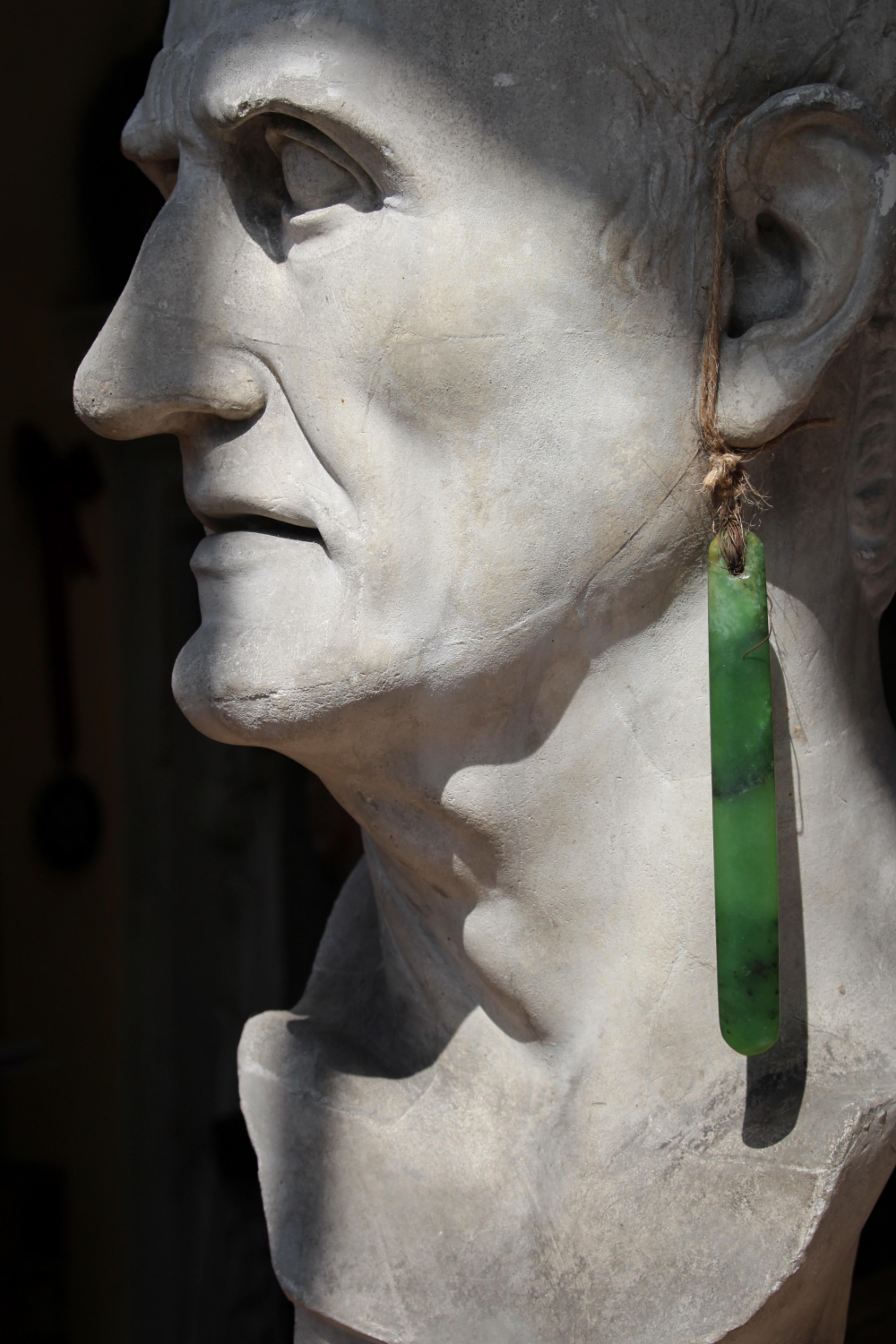 Ciondolo per orecchio in pietra verde (nefrite) Maori del XIX secolo in vendita 2