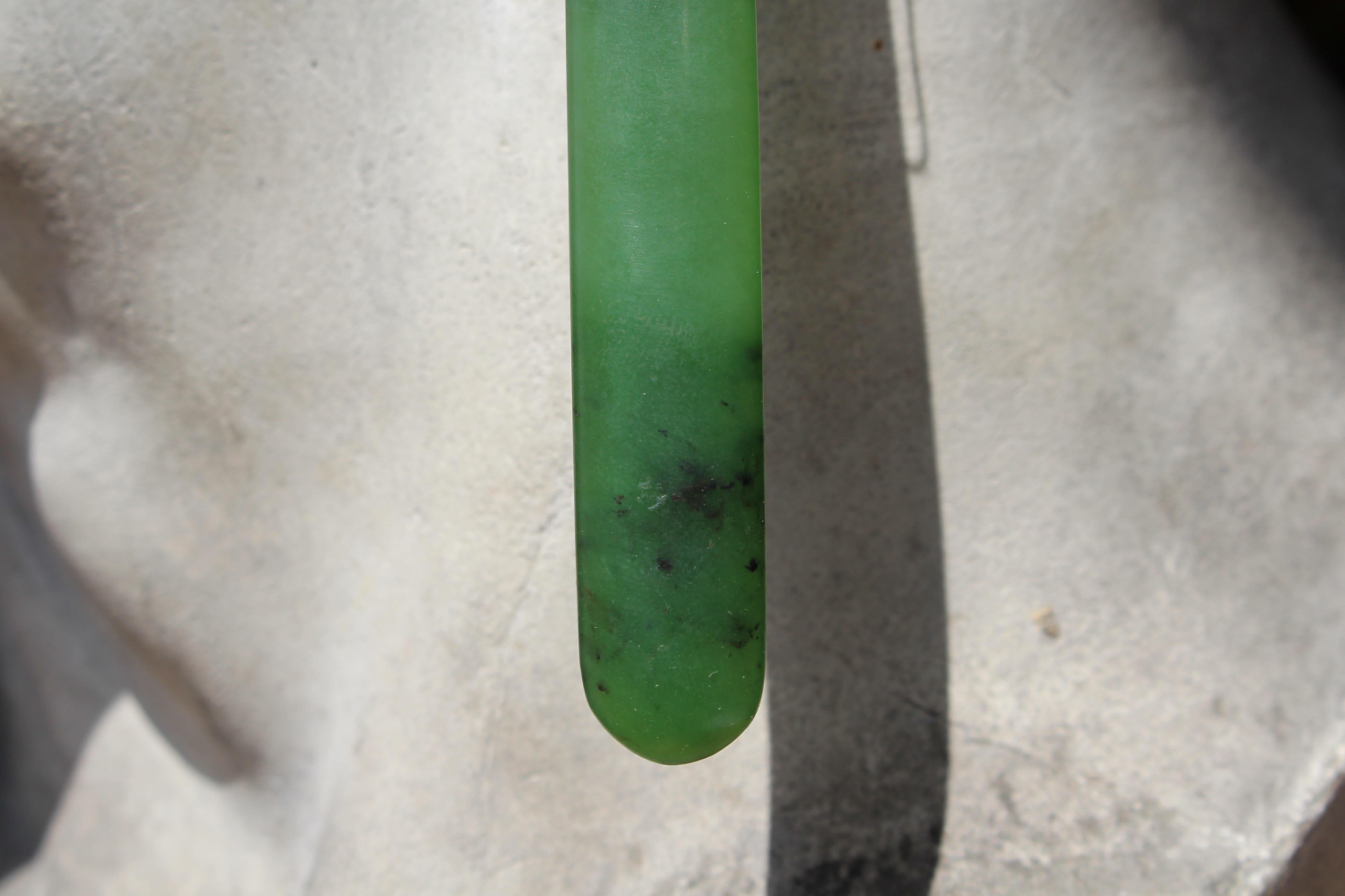 Ciondolo per orecchio in pietra verde (nefrite) Maori del XIX secolo in vendita 3