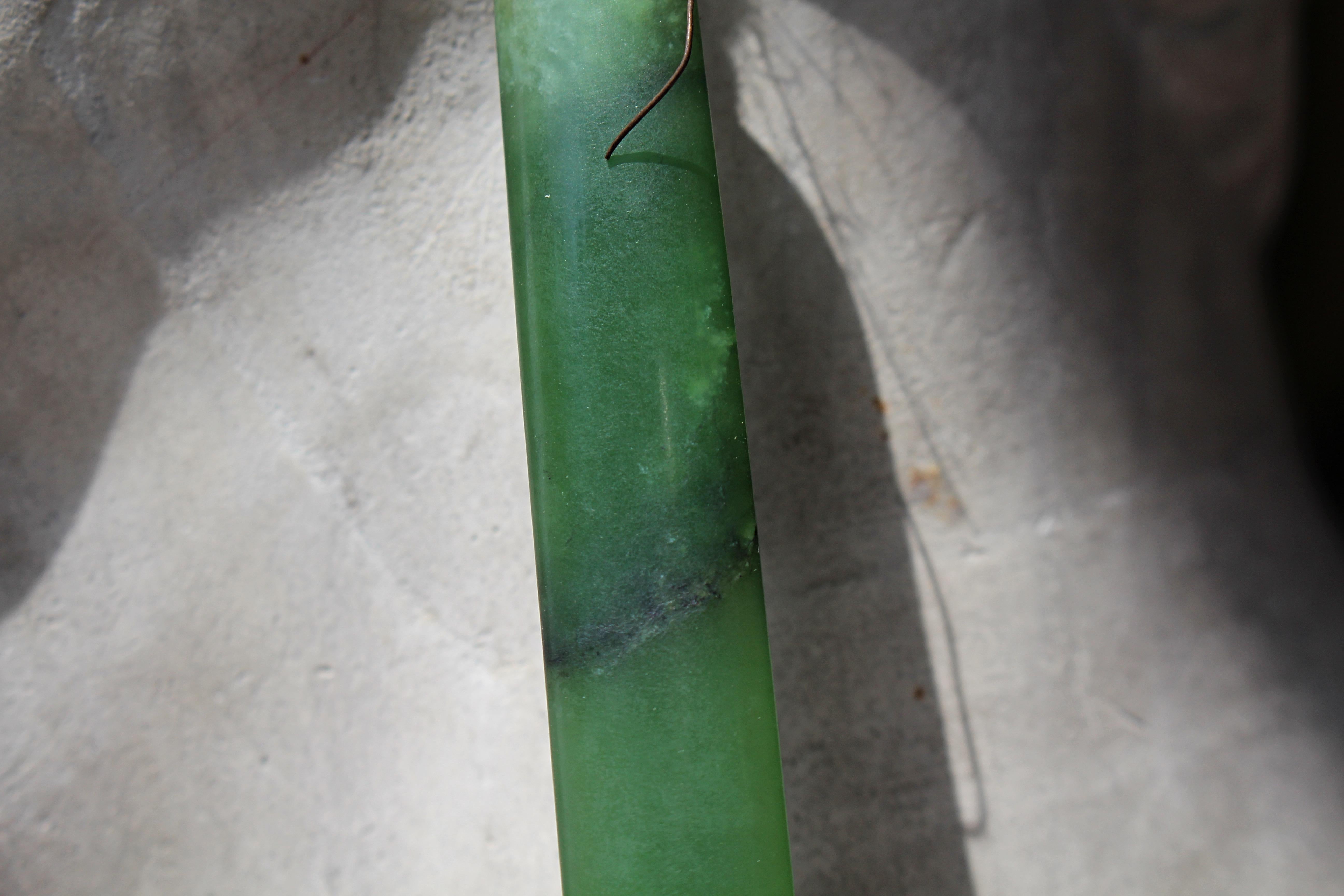 Ciondolo per orecchio in pietra verde (nefrite) Maori del XIX secolo in vendita 4