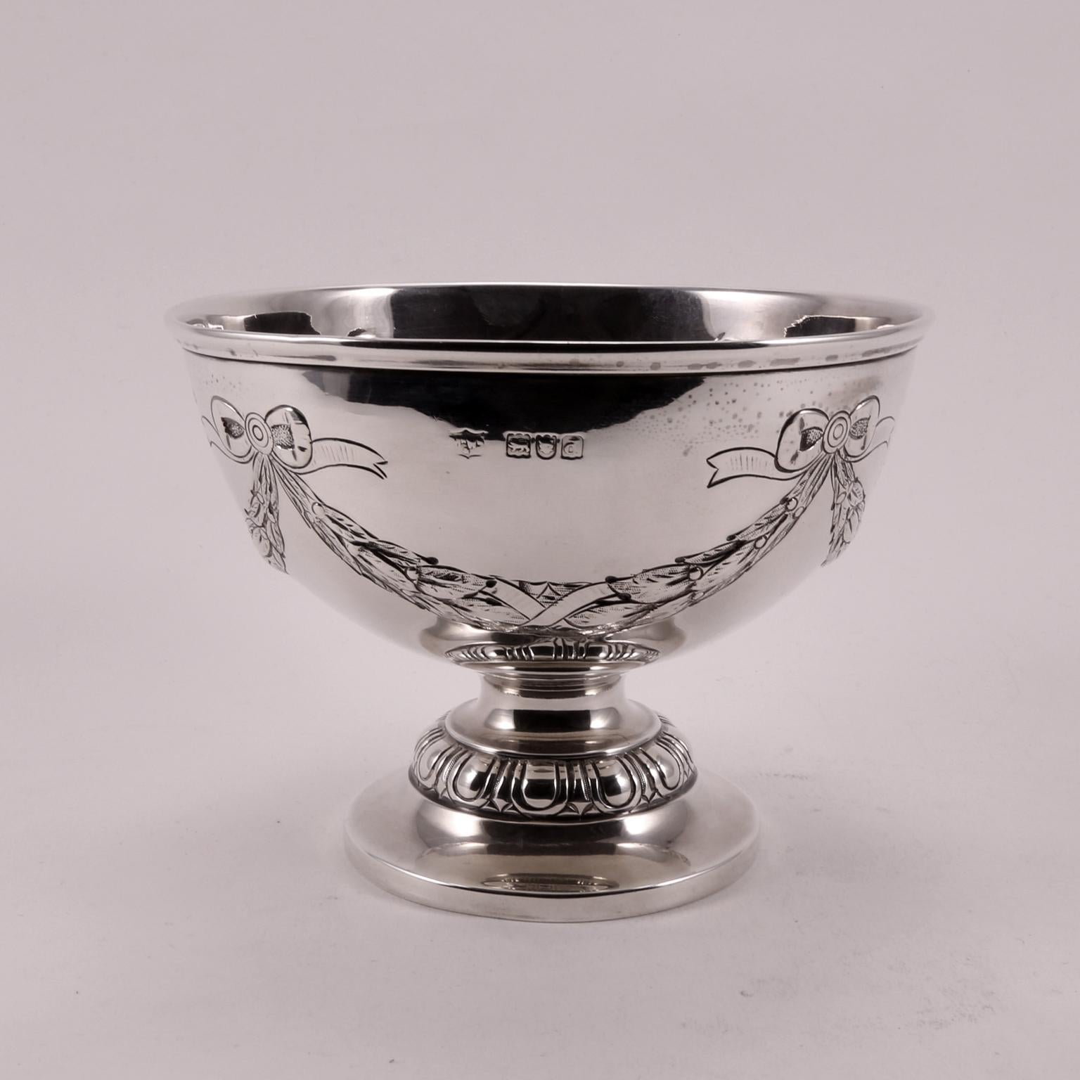 19th Century Mappin Webb Silver Bowl Decorated with Flackes and Flowers (Handgefertigt) im Angebot