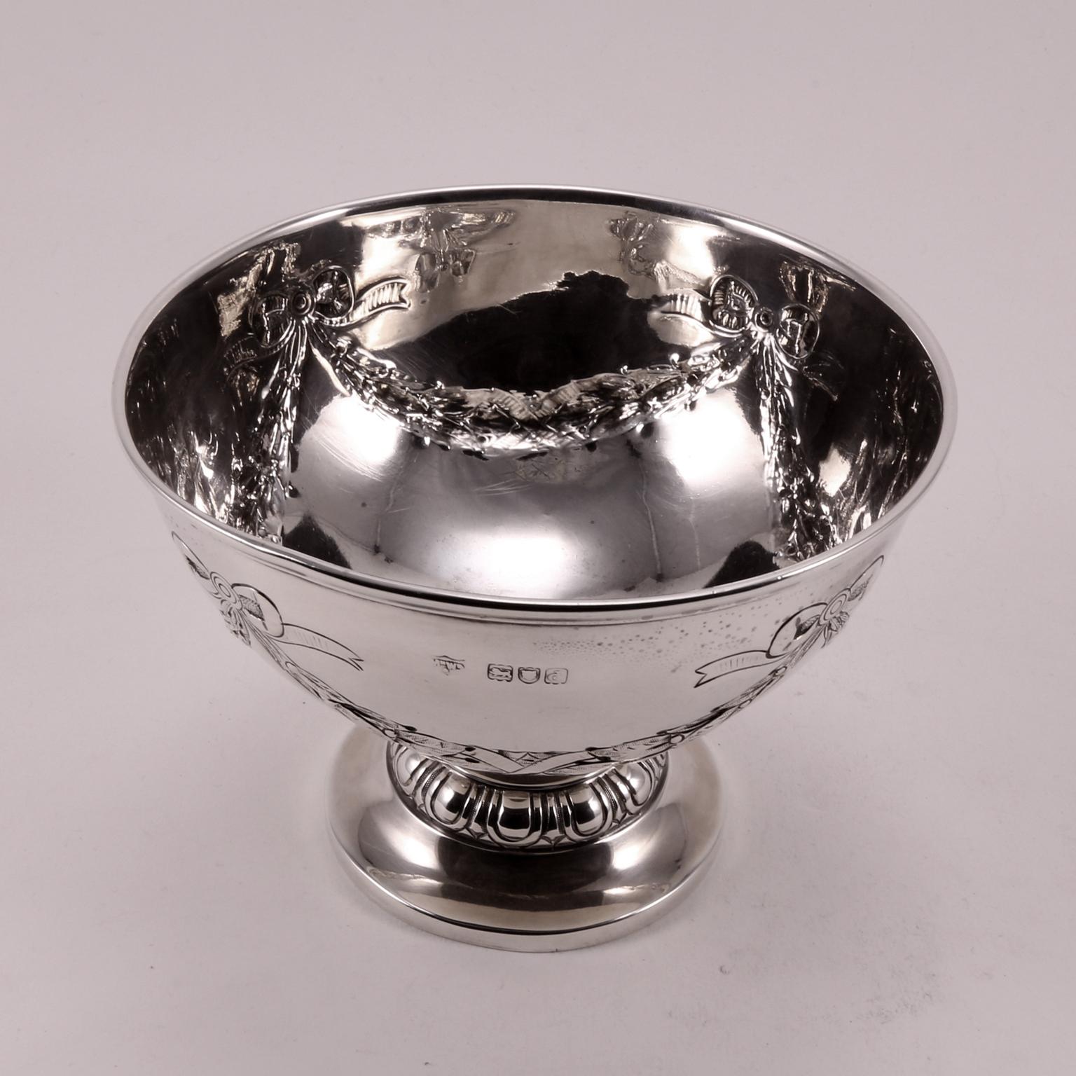 19th Century Mappin Webb Silver Bowl Decorated with Flackes and Flowers im Zustand „Gut“ im Angebot in Florence, IT