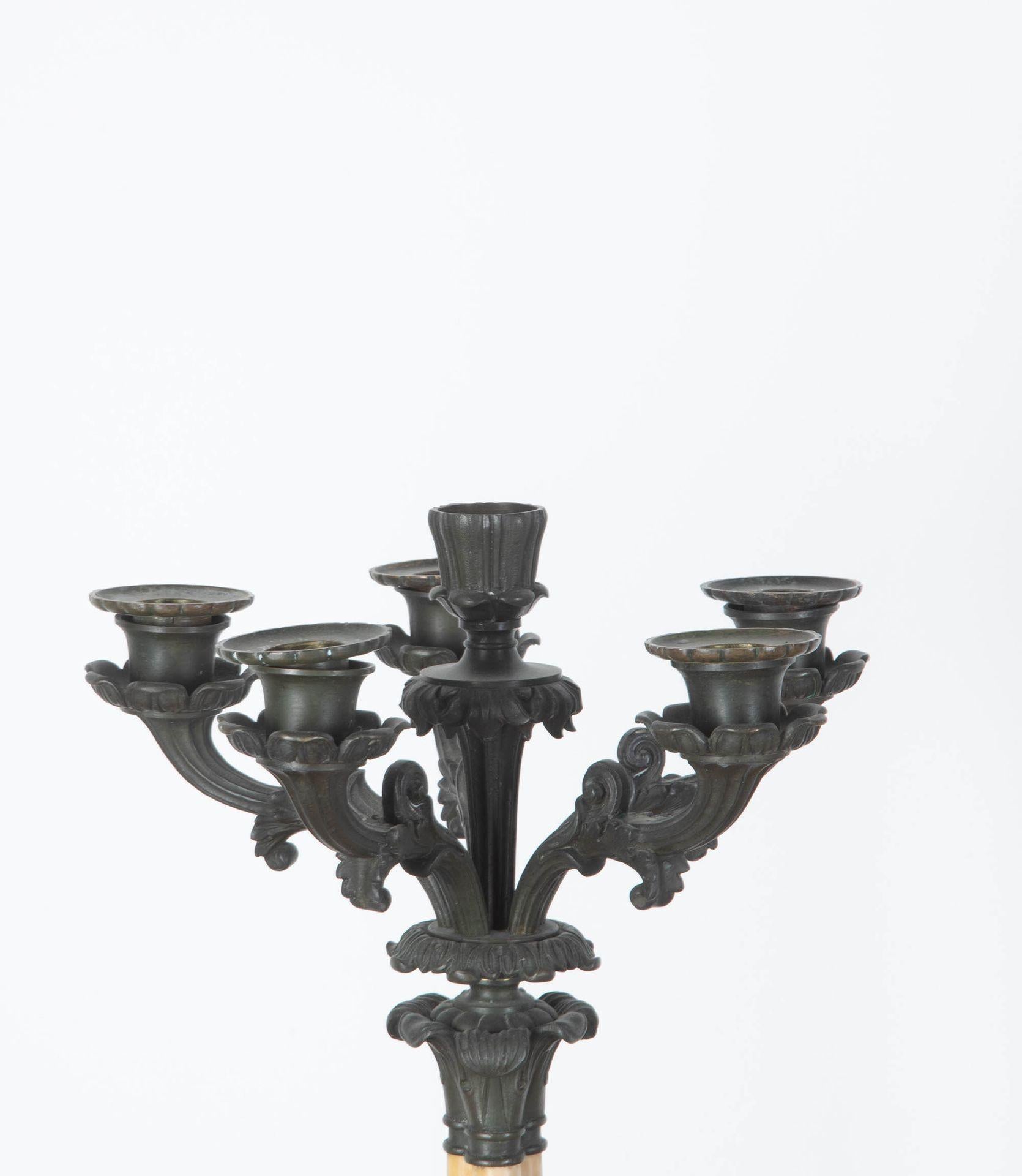 Coppia di candelabri in marmo e bronzo di Siena dell'inizio del XIX secolo, in stile impero.
Il bronzo ha una bella patina marrone scuro/nera.