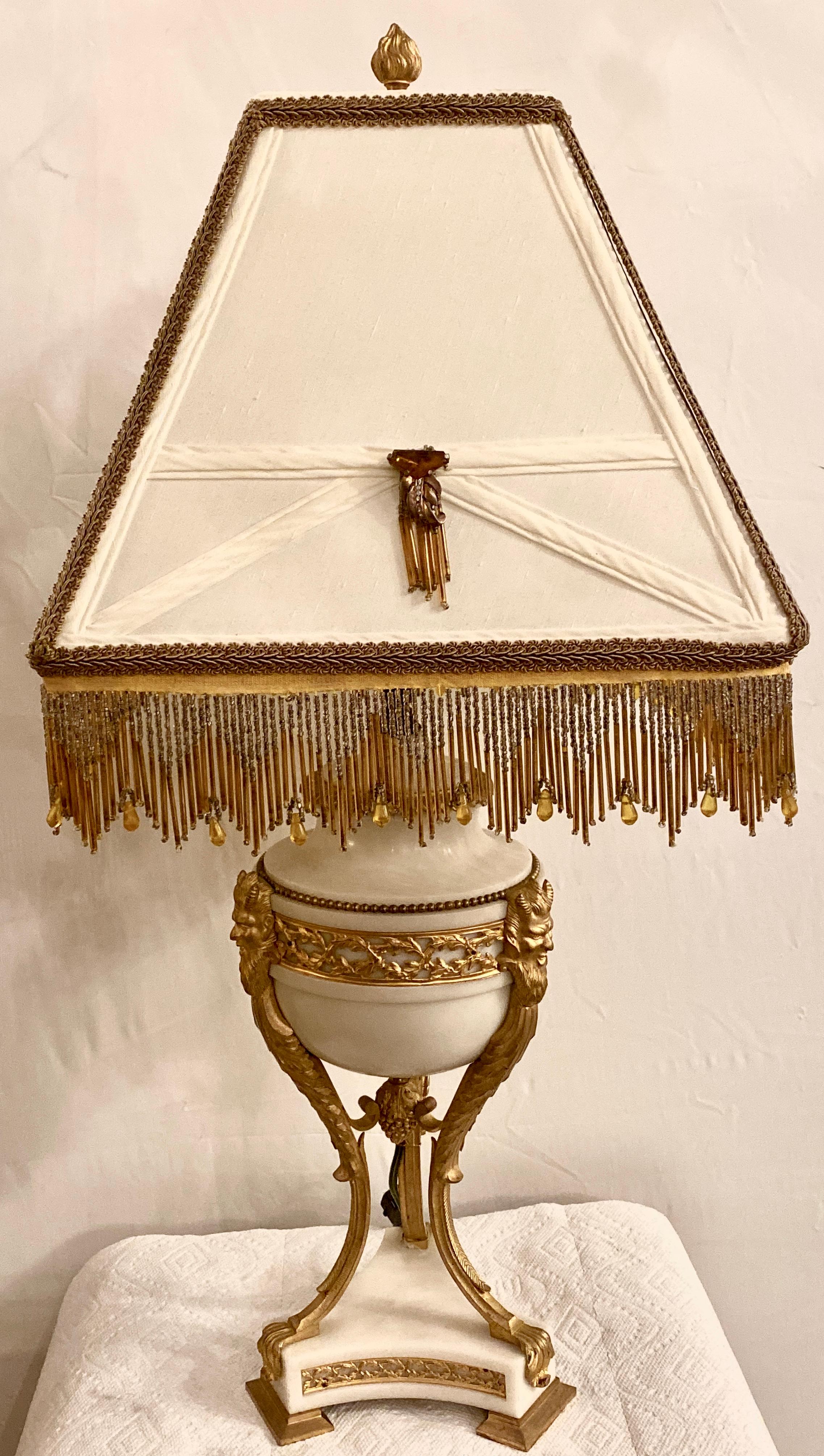 Lampe de bureau du XIXe siècle en marbre et bronze avec abat-jour personnalisé, français Bon état - En vente à Stamford, CT