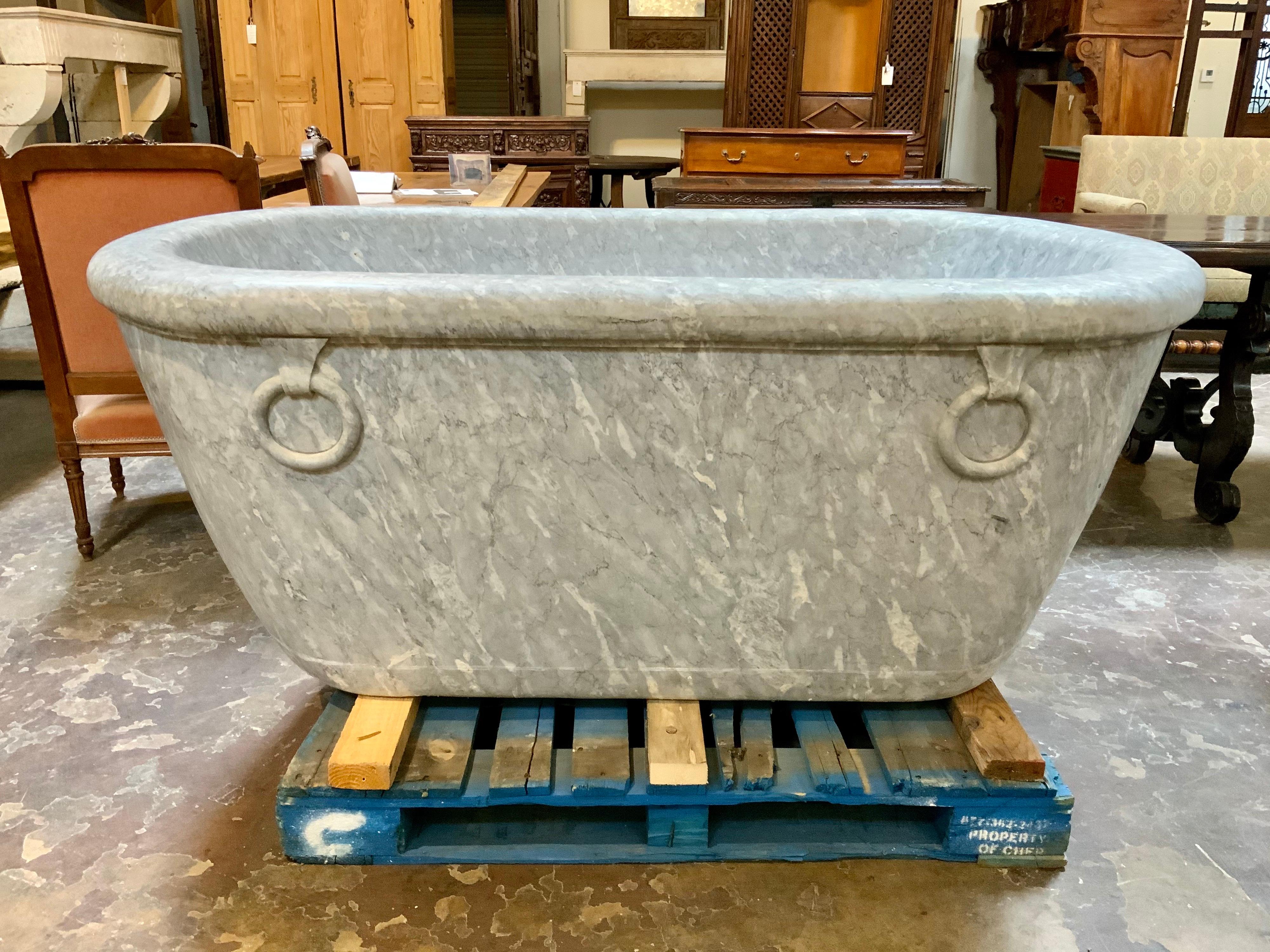 This marble basin tub origins from Italy, circa 1880.