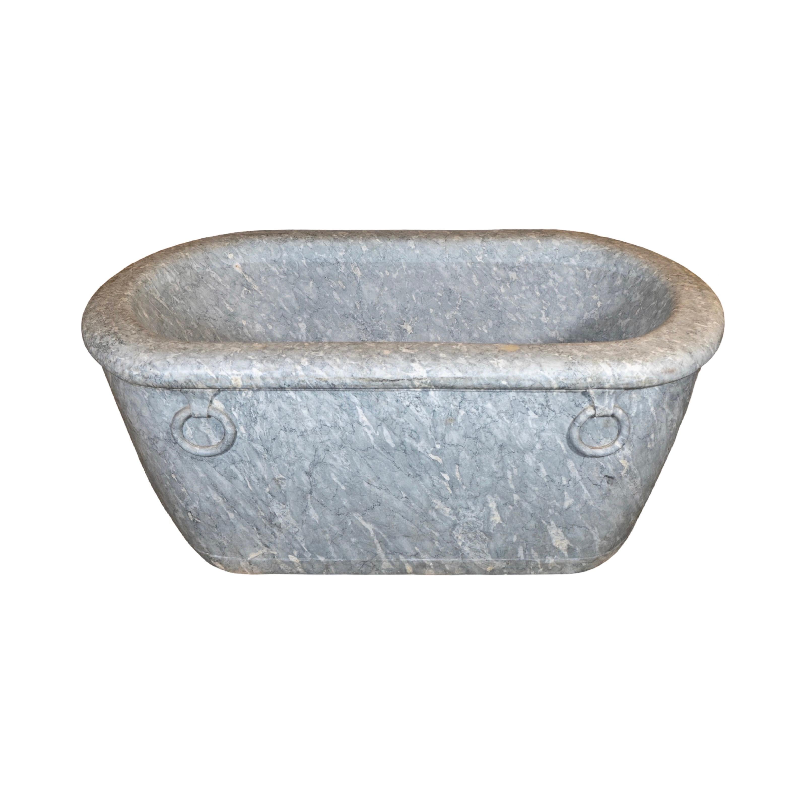 Fabriquée en Italie à la fin du XIXe siècle, cette baignoire italienne en marbre gris clair Paloma ajoute une touche de luxe à toute salle de bains. Réalisée en marbre exquis gris clair Paloma, cette baignoire à vasque apporte une esthétique