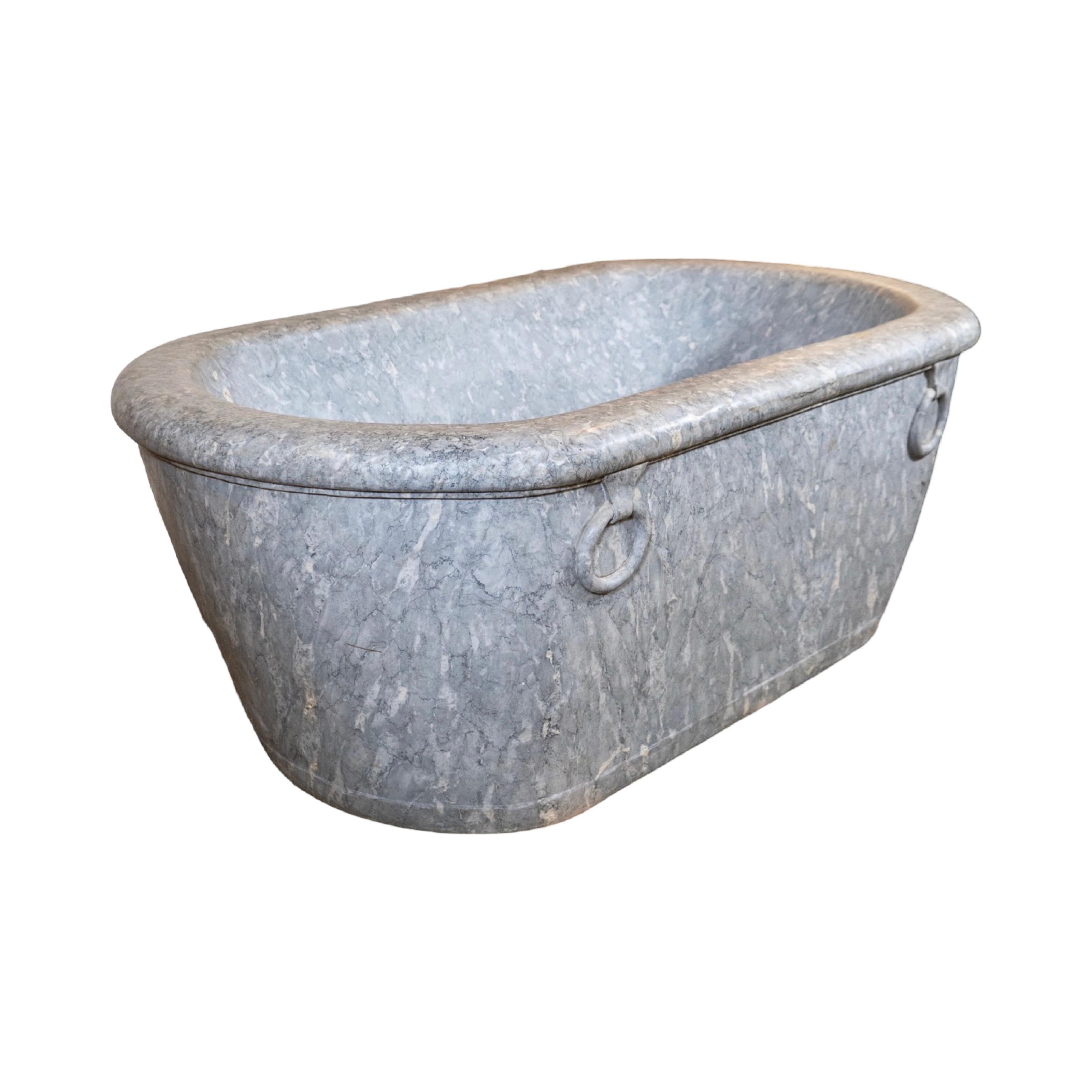 Cheminée italienne gris clair en marbre Paloma Bon état - En vente à Dallas, TX
