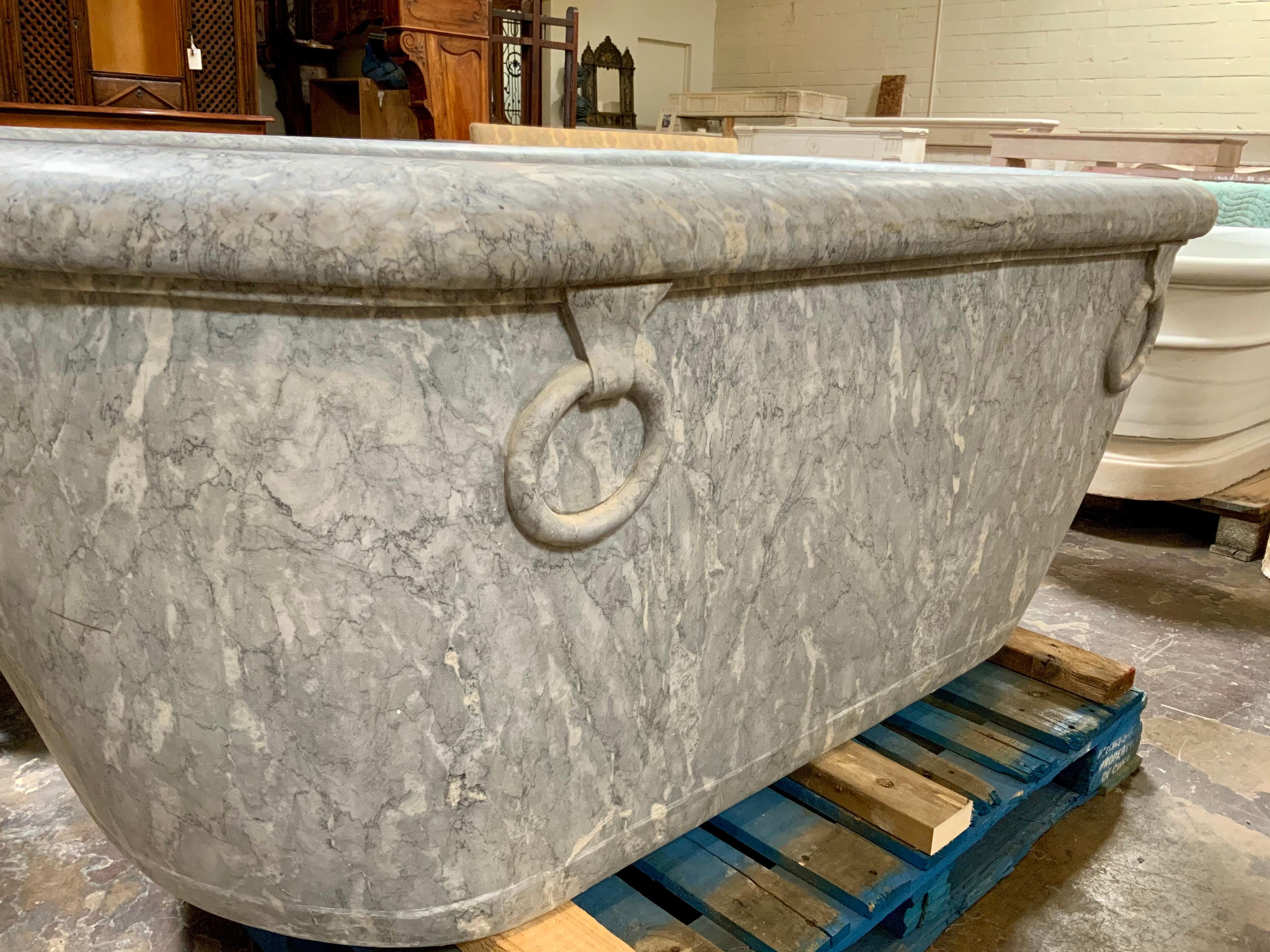 19th Century Marble Basin Tub from Italy In Good Condition For Sale In Dallas, TX