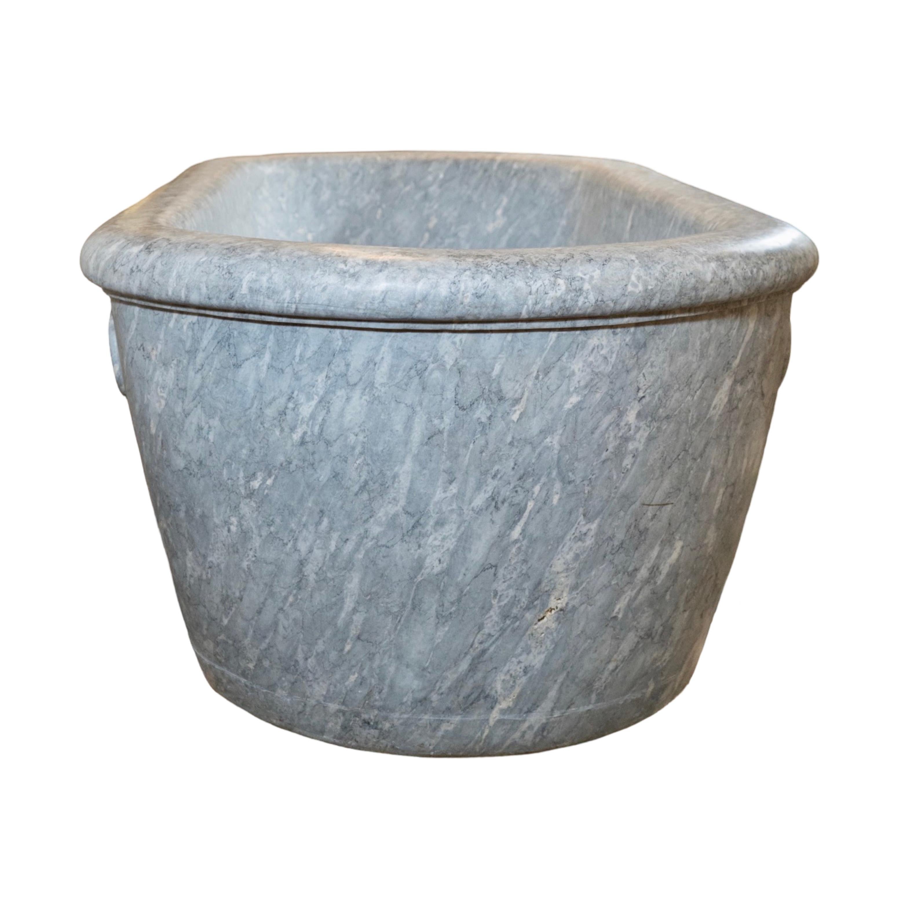 XIXe siècle Cheminée italienne gris clair en marbre Paloma en vente