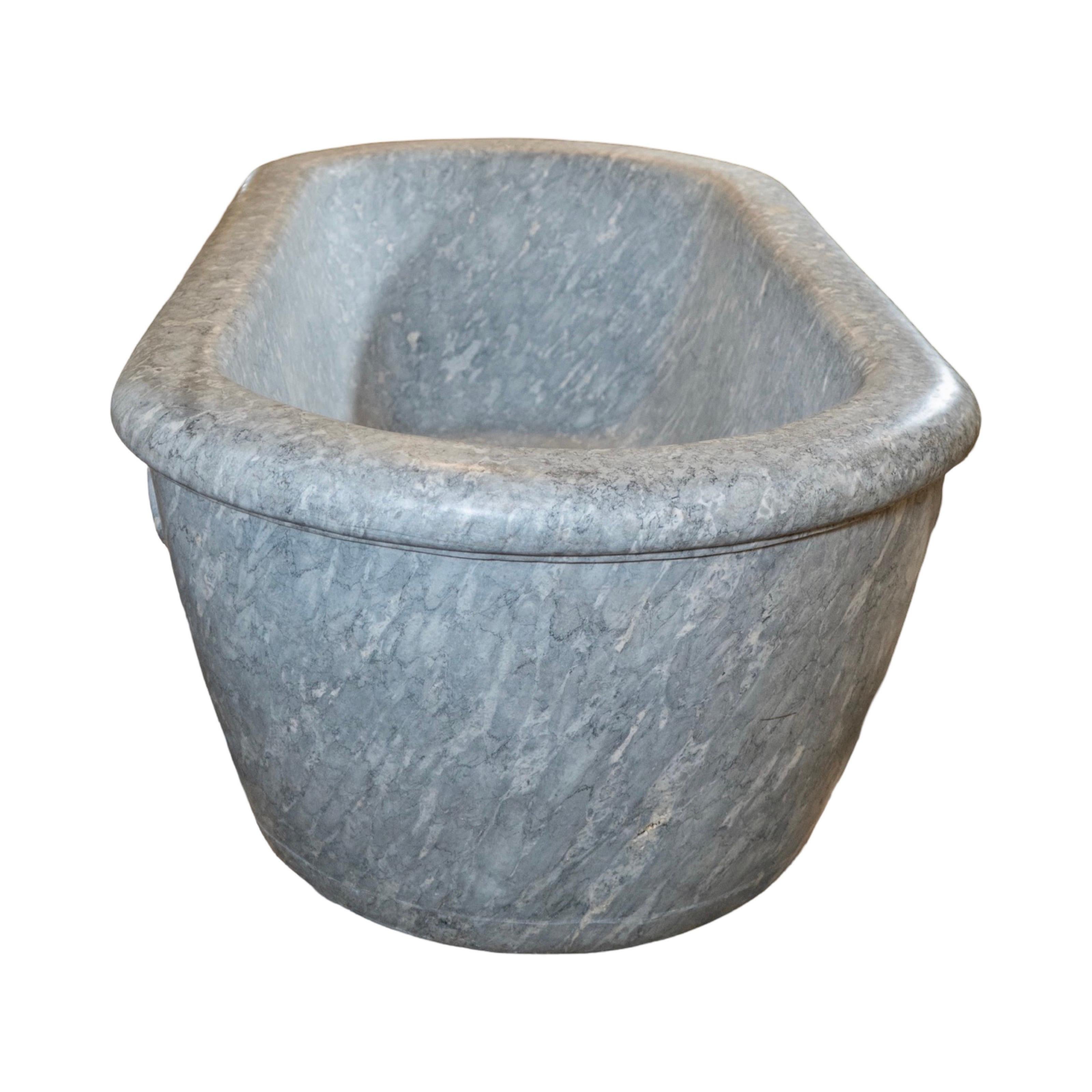 Marbre Cheminée italienne gris clair en marbre Paloma en vente