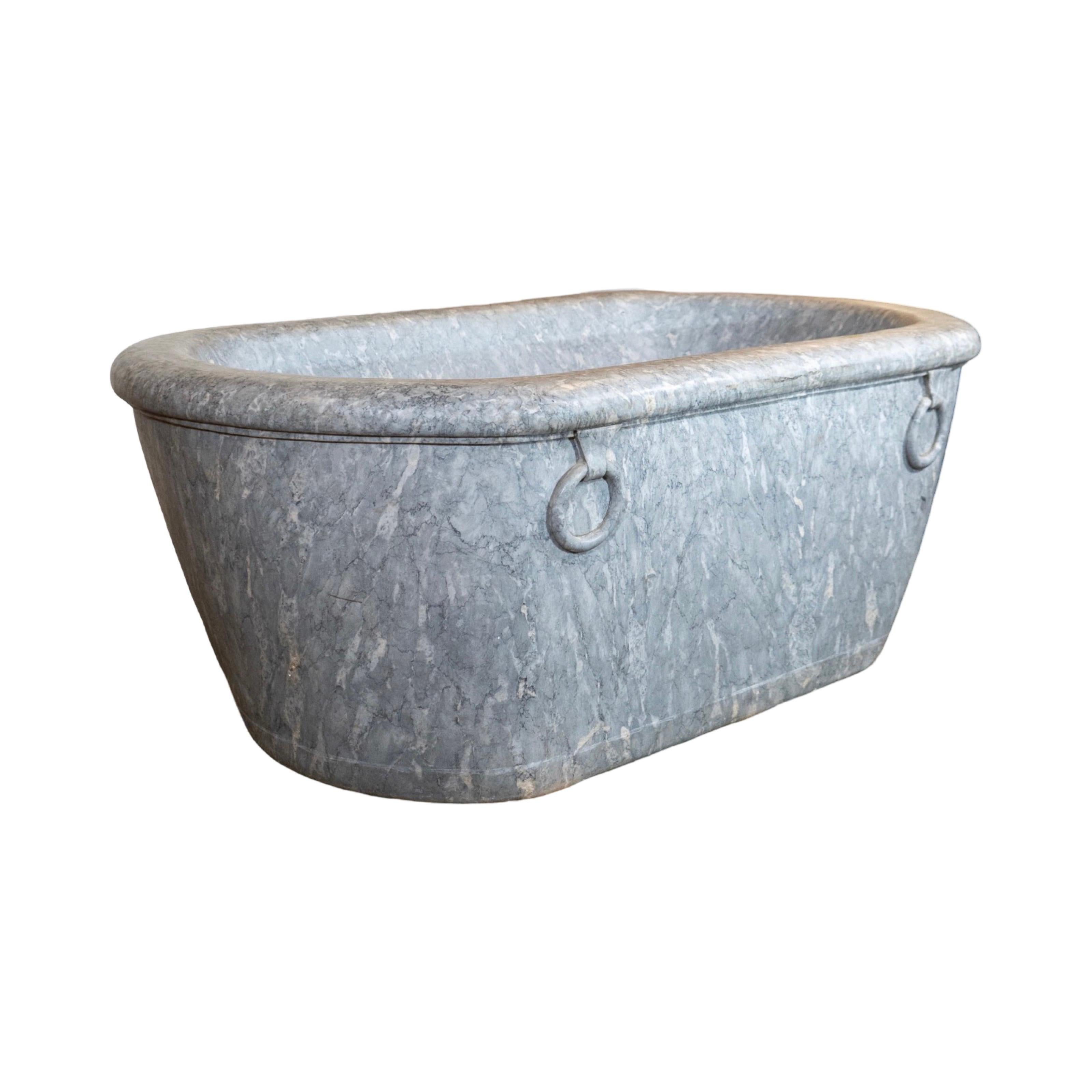Cheminée italienne gris clair en marbre Paloma en vente 1