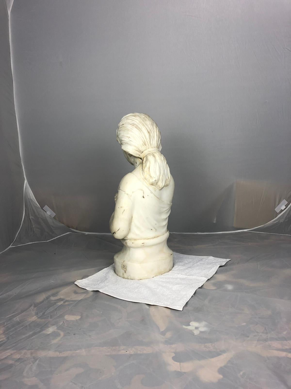 19th Century Marble Bust of a Child Holding a Birds Nest In Good Condition For Sale In London, GB