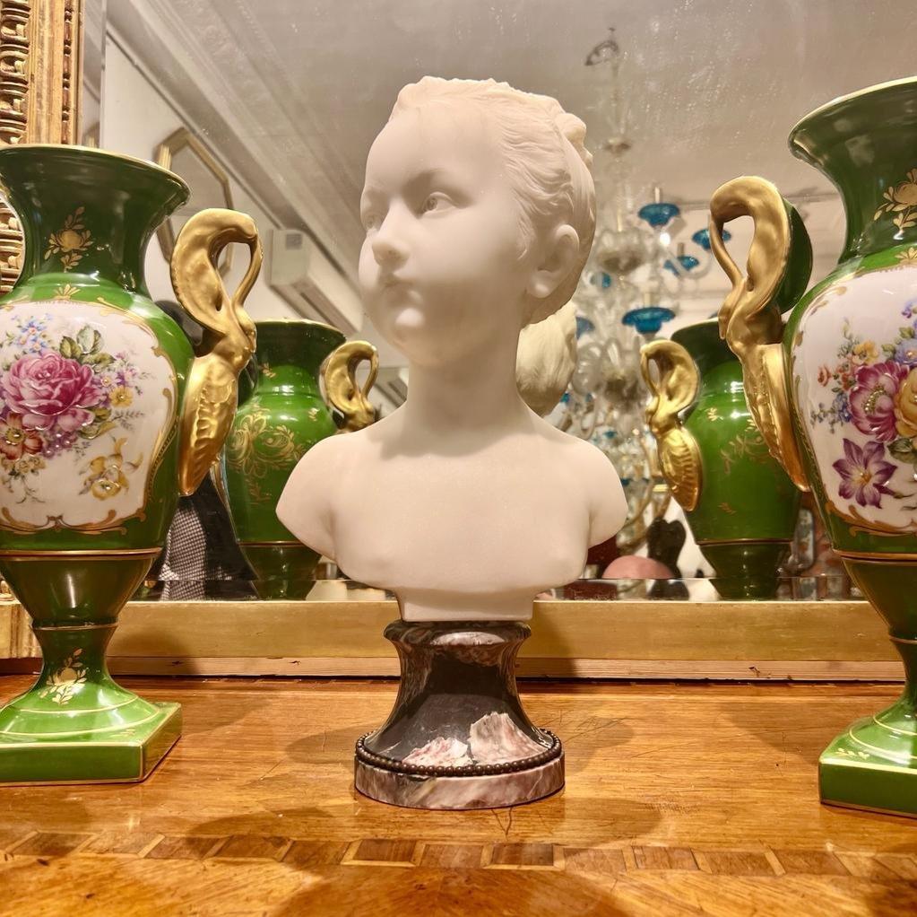 Nous vous présentons ce buste unique en marbre de Carrare datant de la fin du 19e siècle. Elle représente la jeune Louise Brongniart, fille d'un éminent architecte français et membre de la société parisienne, Alexandre-Théodore Brongniart