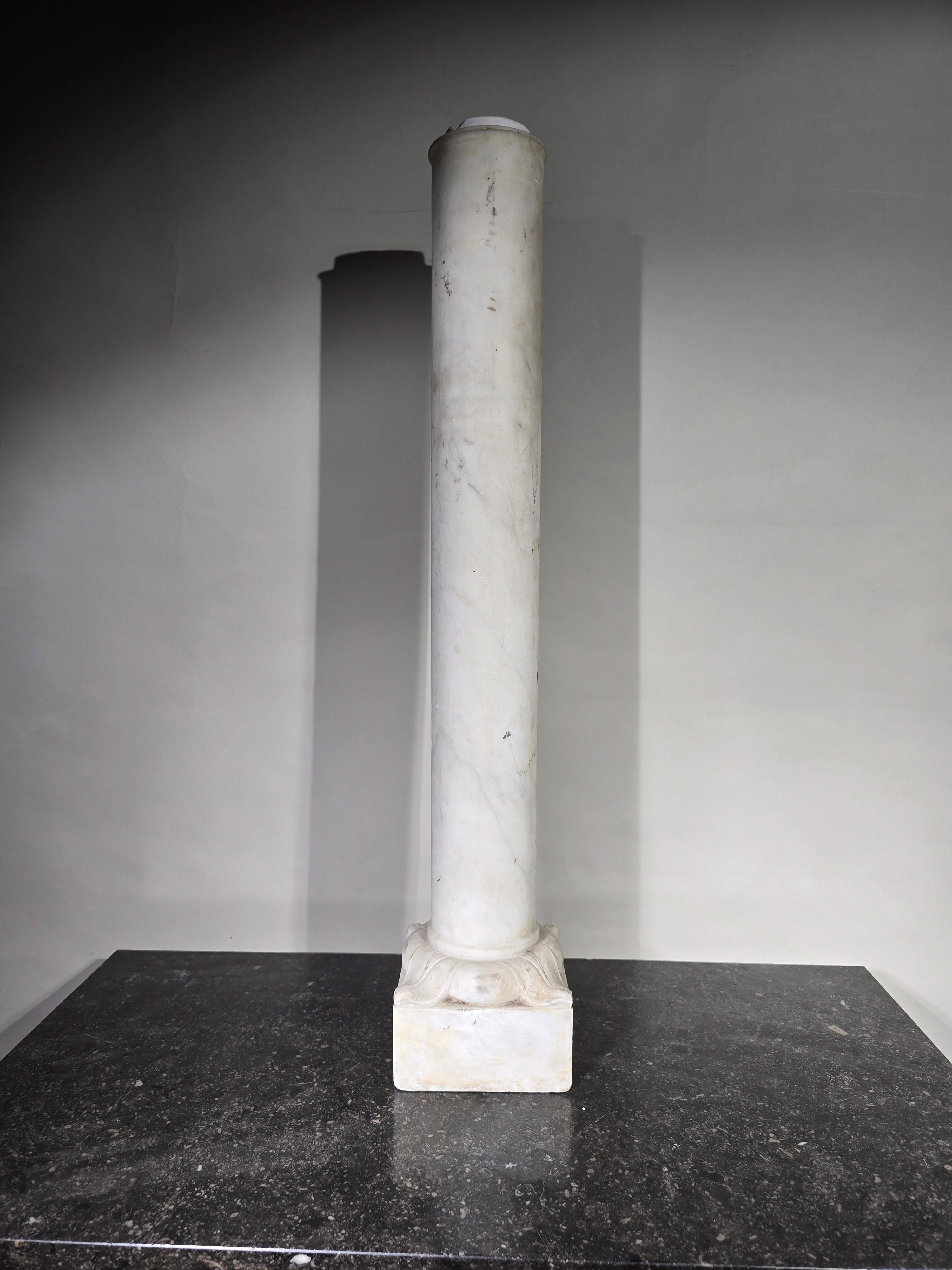 This elegant 19th-century column crafted from white Carrara marble from Italy is a piece of great beauty and refinement. In good overall condition, it measures 77x14x14 cm.

This column epitomizes the sophistication and elegance of the 19th century.