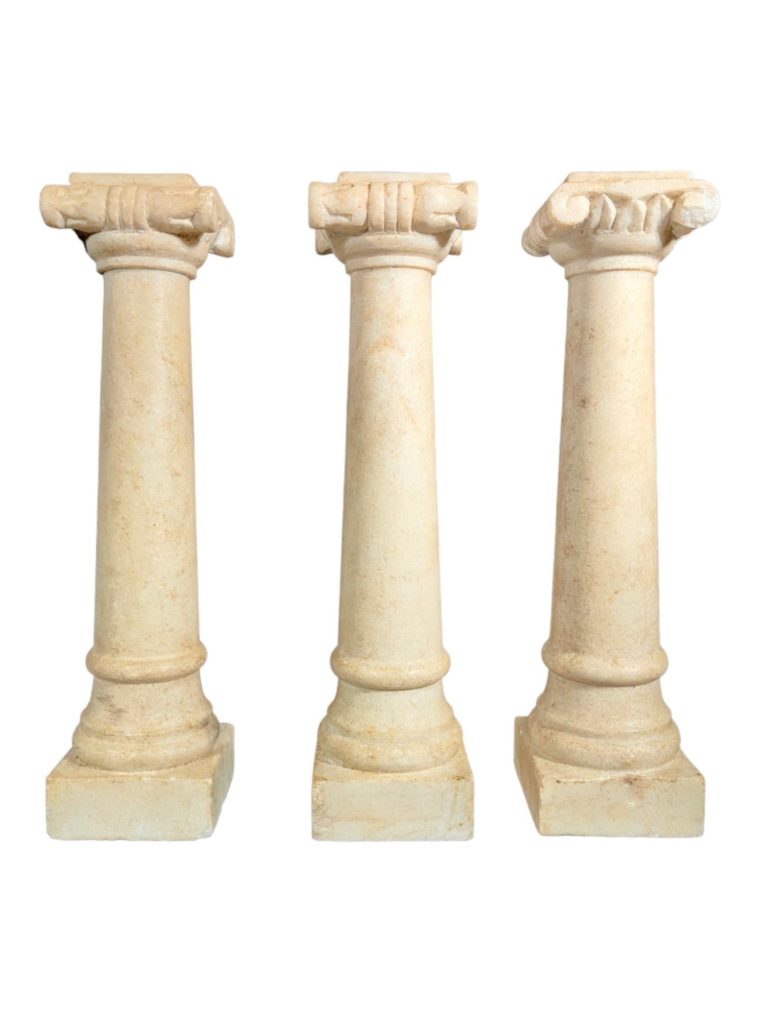 Drei Marmorsäulen aus dem 19. Jahrhundert, in gutem Zustand.
Abmessungen: 32 cm hoch.
Eigenschaften und Details:
Diese drei Marmorsäulen sind exquisite Beispiele der Handwerkskunst des 19. Jahrhunderts. Mit einer Höhe von je 32 cm strahlen sie