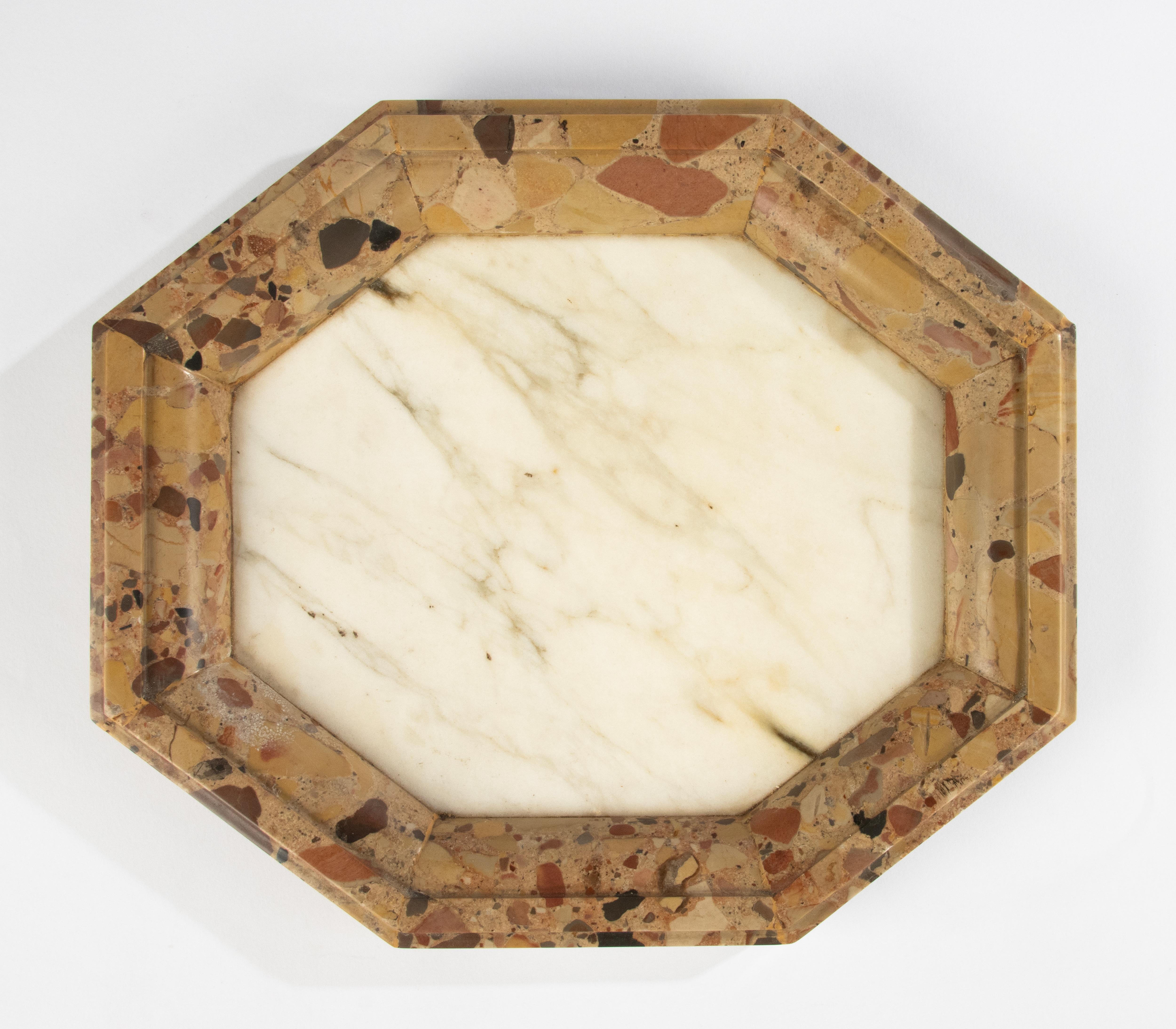 Un bellissimo piatto di marmo antico.
Il tipo di marmo del bordo è la breccia di Aleppo (Brèche d'Alep).
Età e origine stimate, Francia, circa 1870-1880.
Un bellissimo pezzo decorativo.
Il piatto è in buone condizioni. Bellissima patina antica.