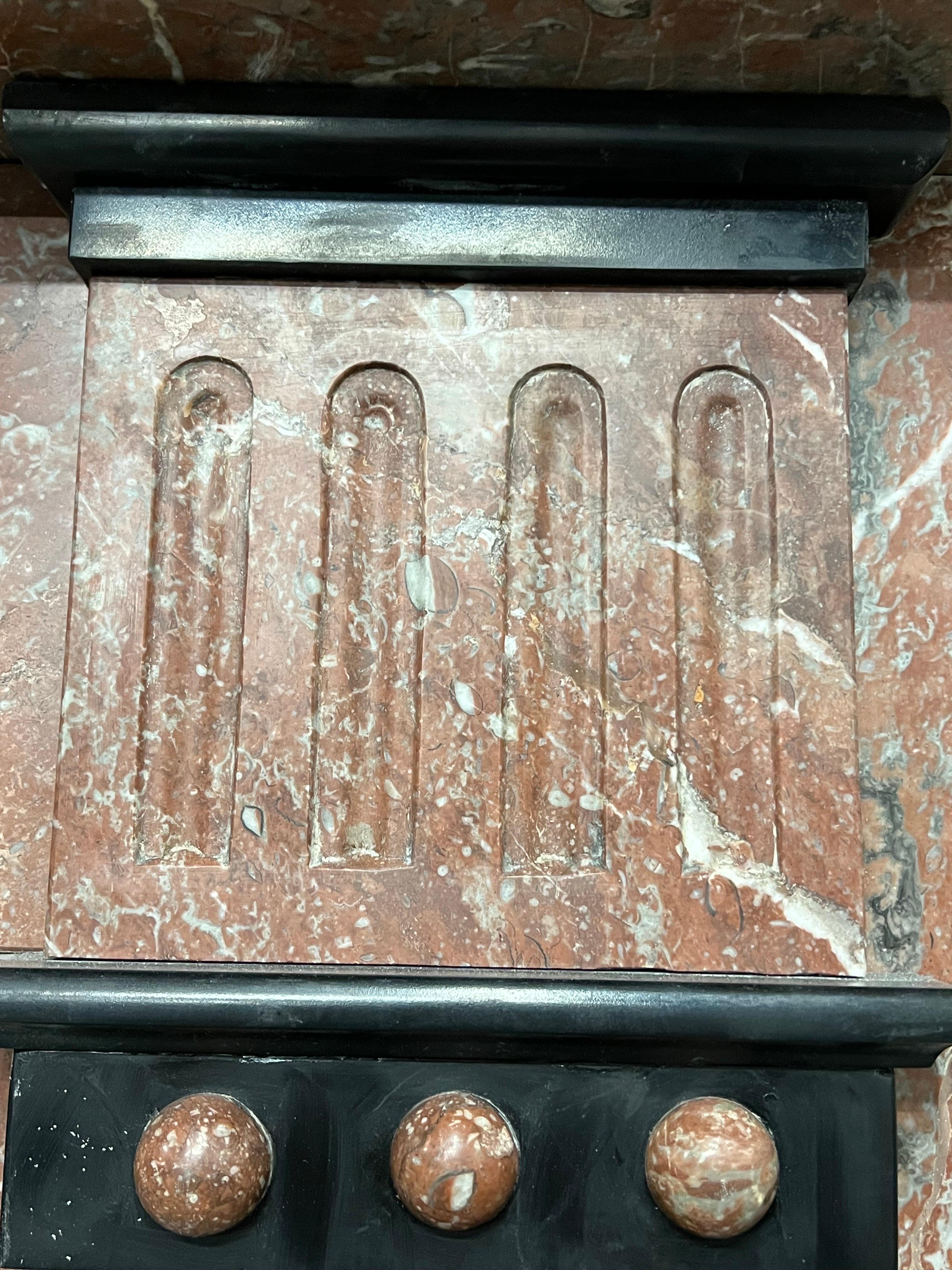 cheminée en marbre du XIXe siècle.
Imposant contour de cheminée en marbre d'origine victorienne récemment récupéré dans une maison de ville de l'est de Londres.
Sculptée à la main et légèrement polie, elle présente une belle couleur rouge vif. Les