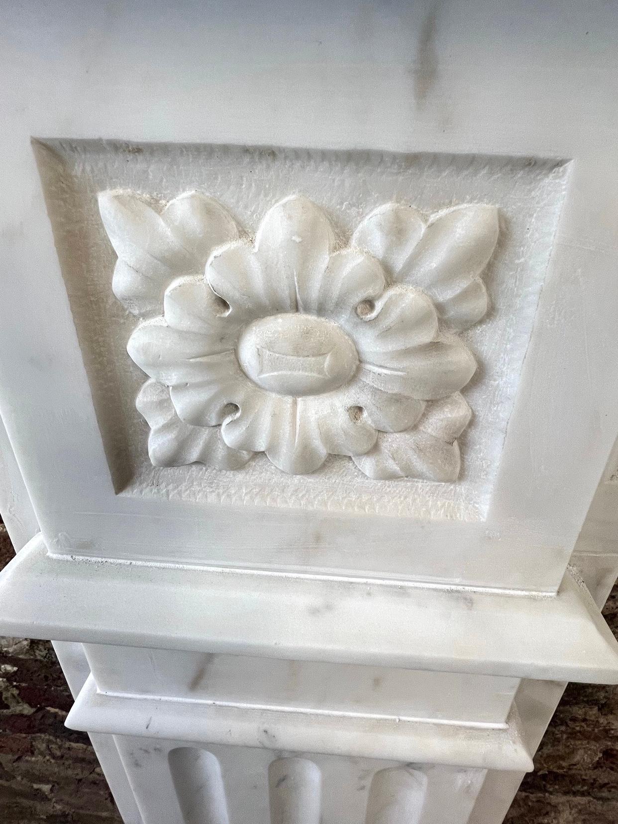 Sculpté à la main Cheminée en marbre du 19ème siècle en vente