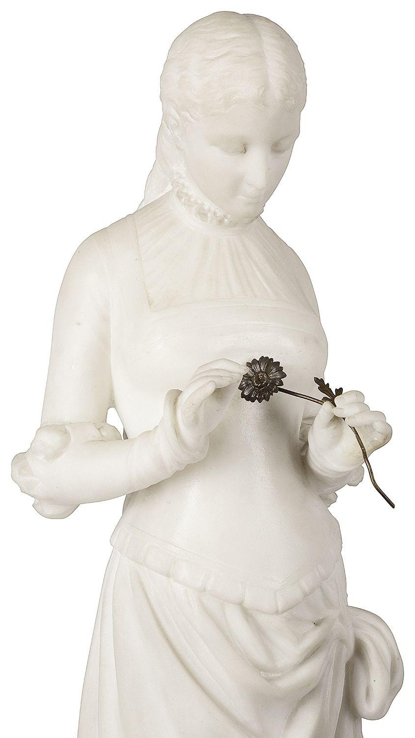 Eine bezaubernde Marmorstatue aus dem 19. Jahrhundert, die ein junges Mädchen zeigt, das eine Blume aus Bronze hält. Signiert auf dem Sockel.
Charge 65.





 