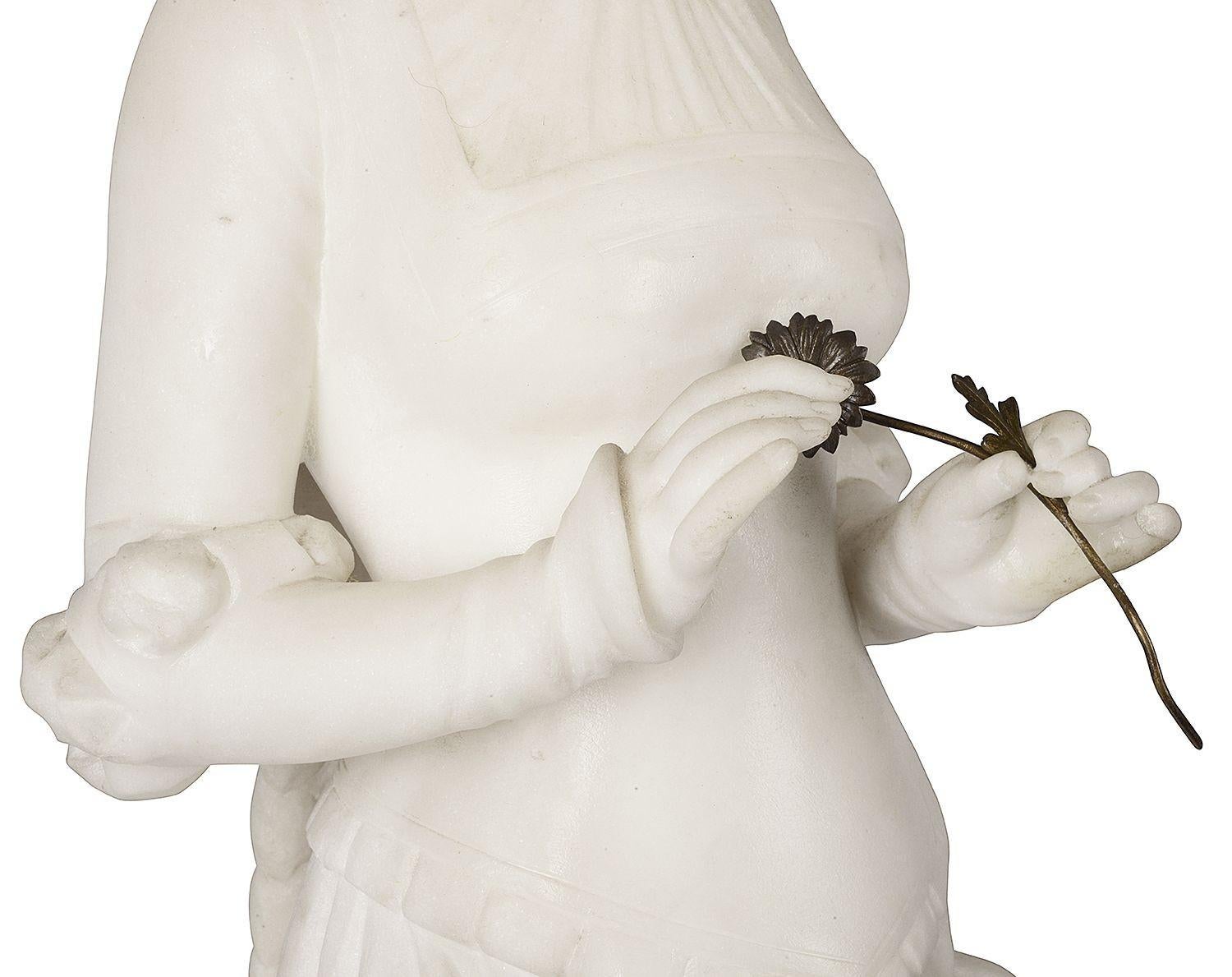 Marmormädchen aus dem 19. Jahrhundert, das eine Blume hält (Neoklassisch) im Angebot