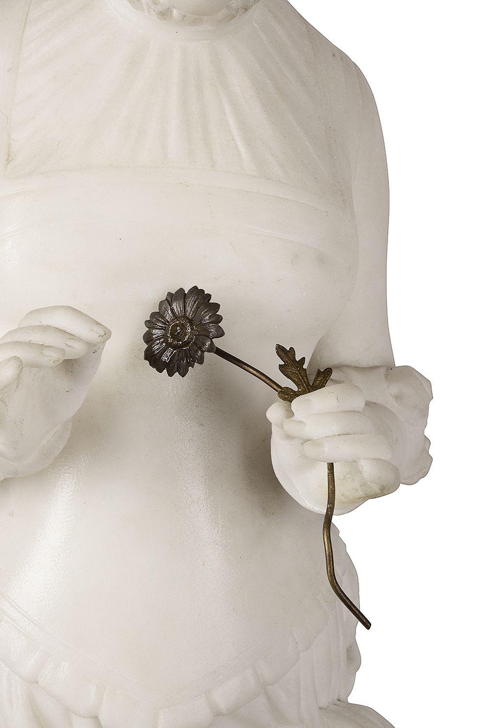 Marmormädchen aus dem 19. Jahrhundert, das eine Blume hält (Französisch) im Angebot