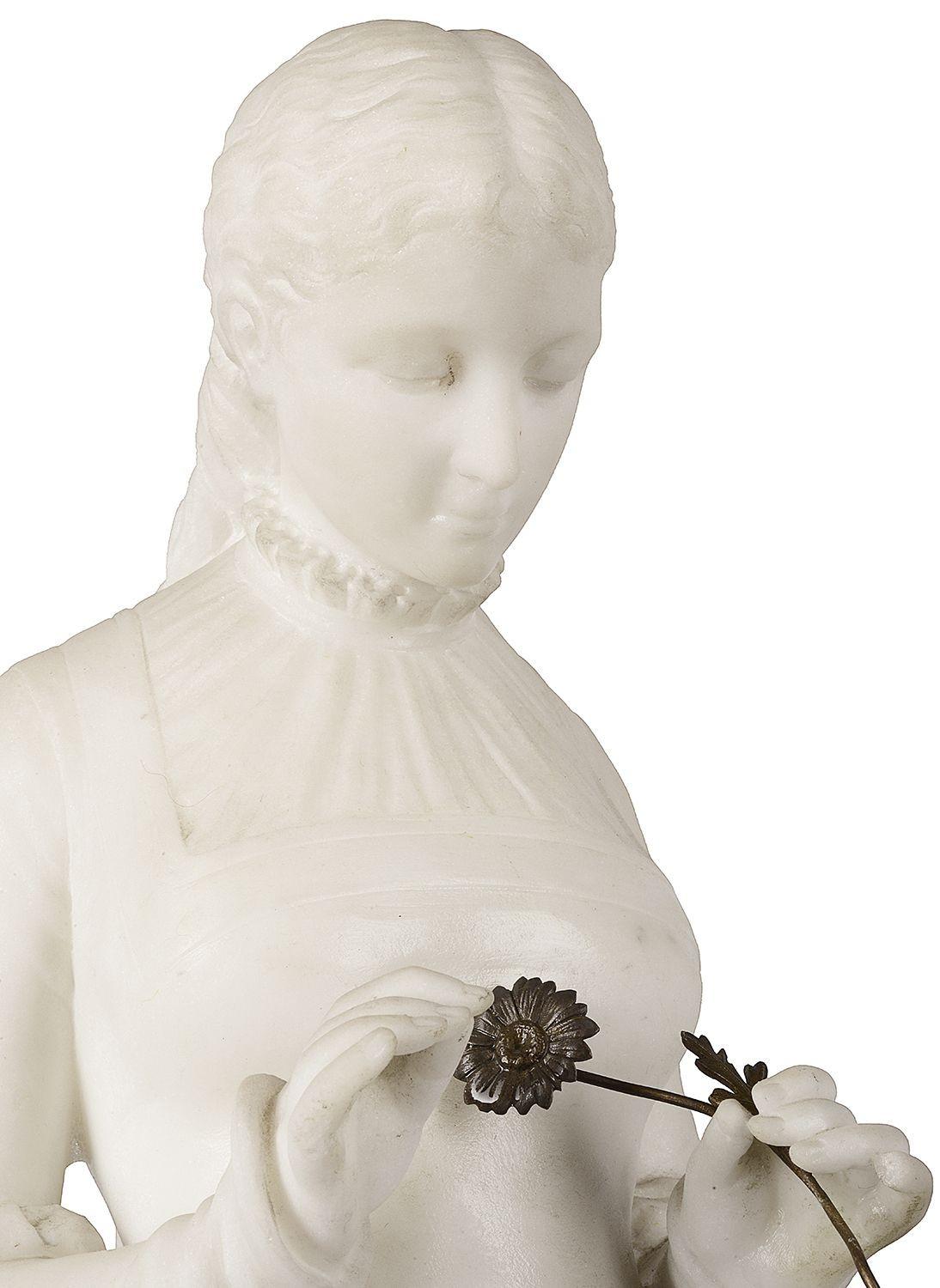 Marmormädchen aus dem 19. Jahrhundert, das eine Blume hält (Handgeschnitzt) im Angebot