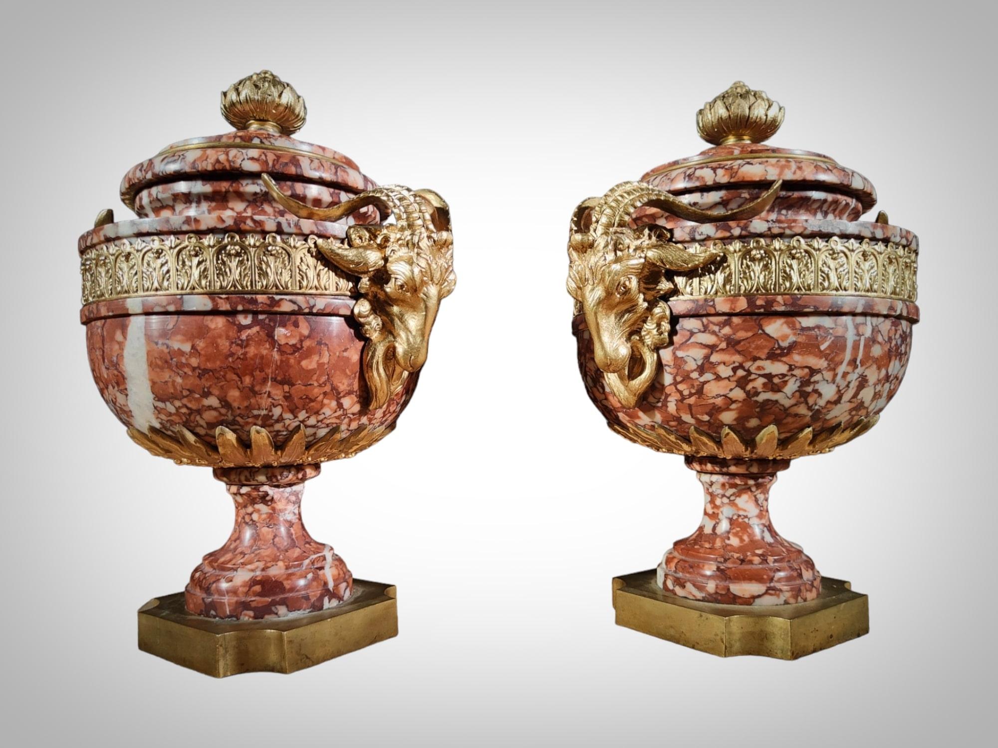 Immerse yourself in the opulence of the 19th century with these elegant marble goblets adorned with gilded bronze. The finely chiseled bronze adds a touch of sophistication to these pieces, reminiscent of the exquisite craftsmanship of the era. With