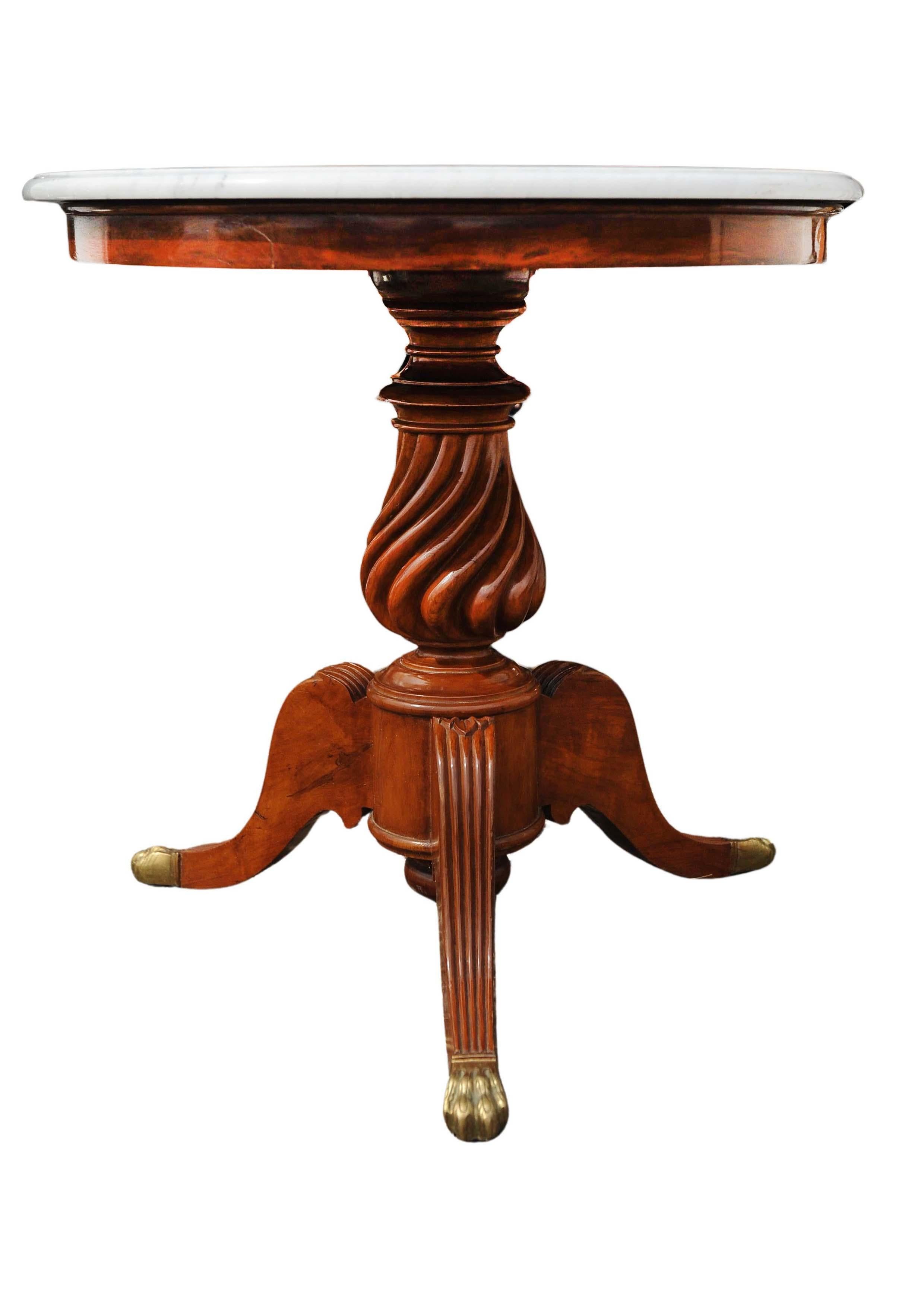 Marmor-Gueridon-Tisch des 19. Jahrhunderts mit gedrechselter Holzsäule und Pfotenfüßen aus Messing (Empire) im Angebot