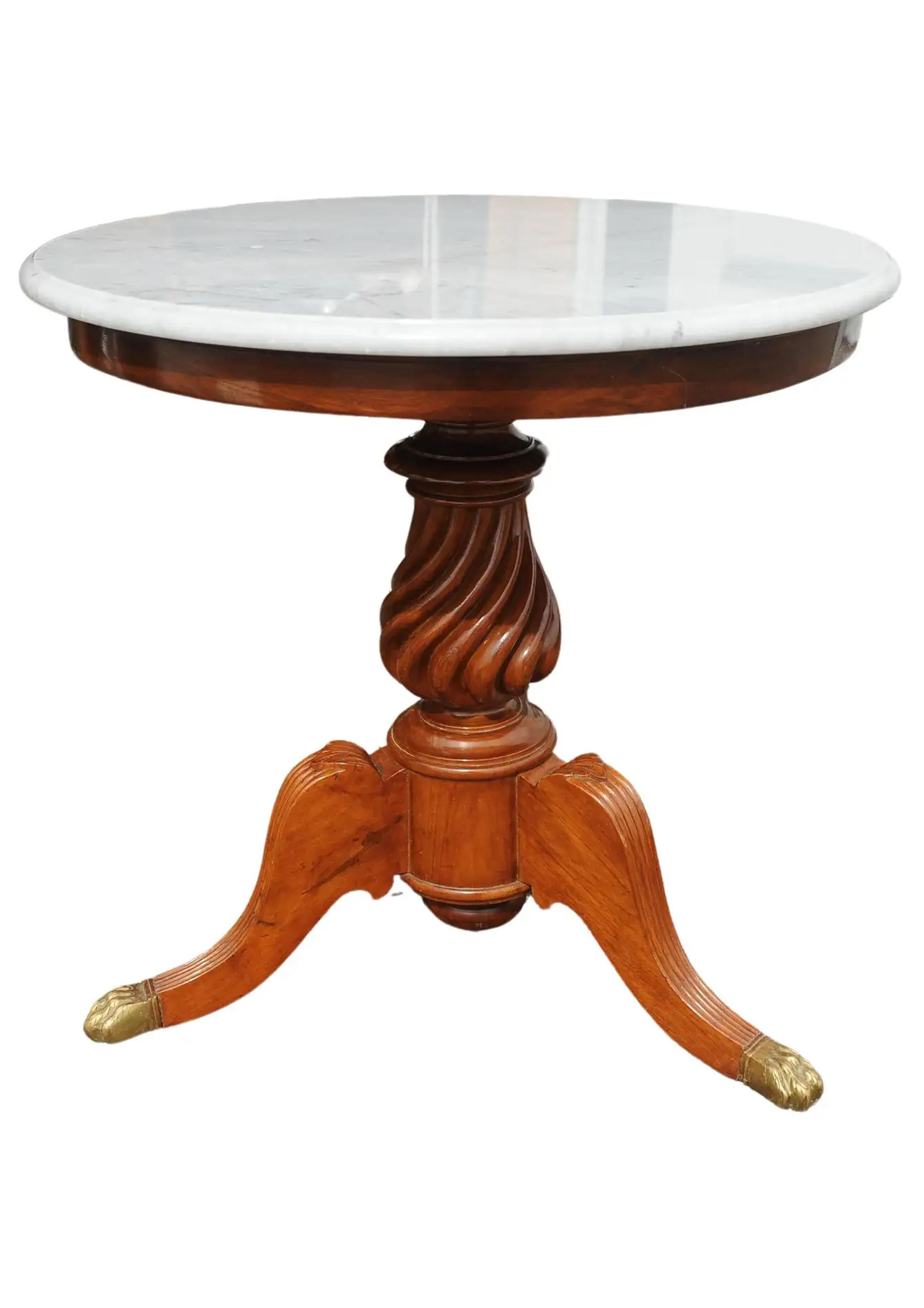 Marmor-Gueridon-Tisch des 19. Jahrhunderts mit gedrechselter Holzsäule und Pfotenfüßen aus Messing (Französisch) im Angebot