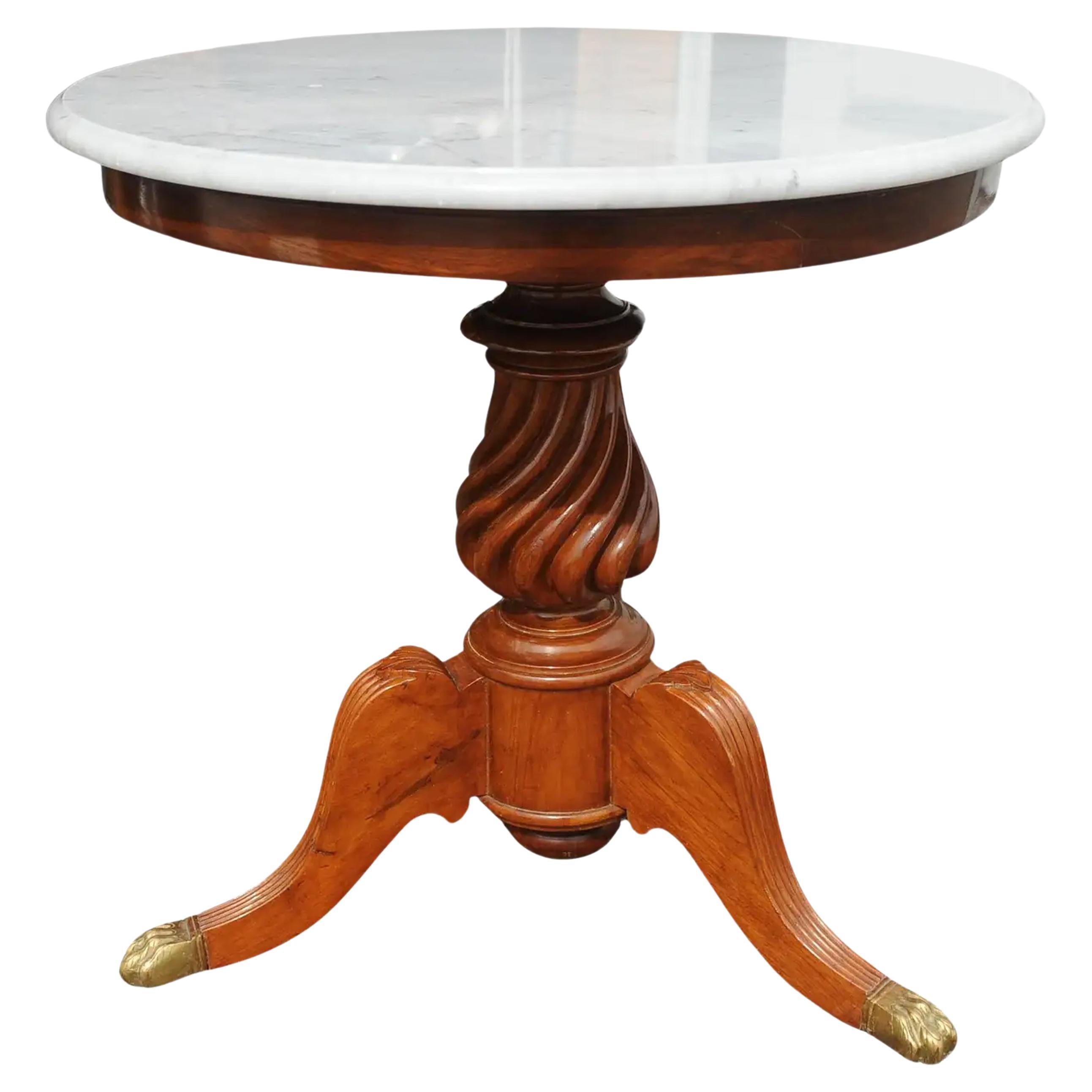 Marmor-Gueridon-Tisch des 19. Jahrhunderts mit gedrechselter Holzsäule und Pfotenfüßen aus Messing im Angebot