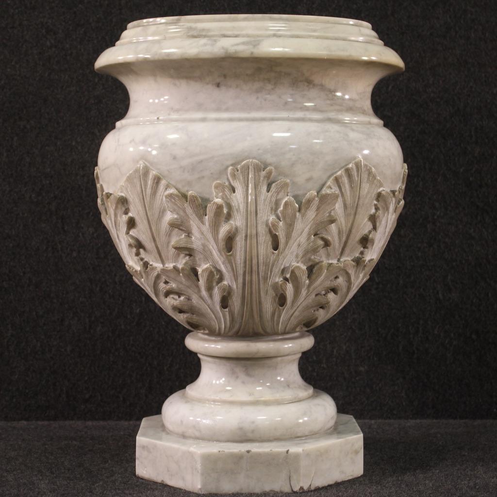 Great Italian vase from the second half of the 19th century. Marble object of excellent quality, finely sculpted and chiseled with floral decorations. Vase finished from the centre, oval in shape with an octagonal base (see photo). Object of