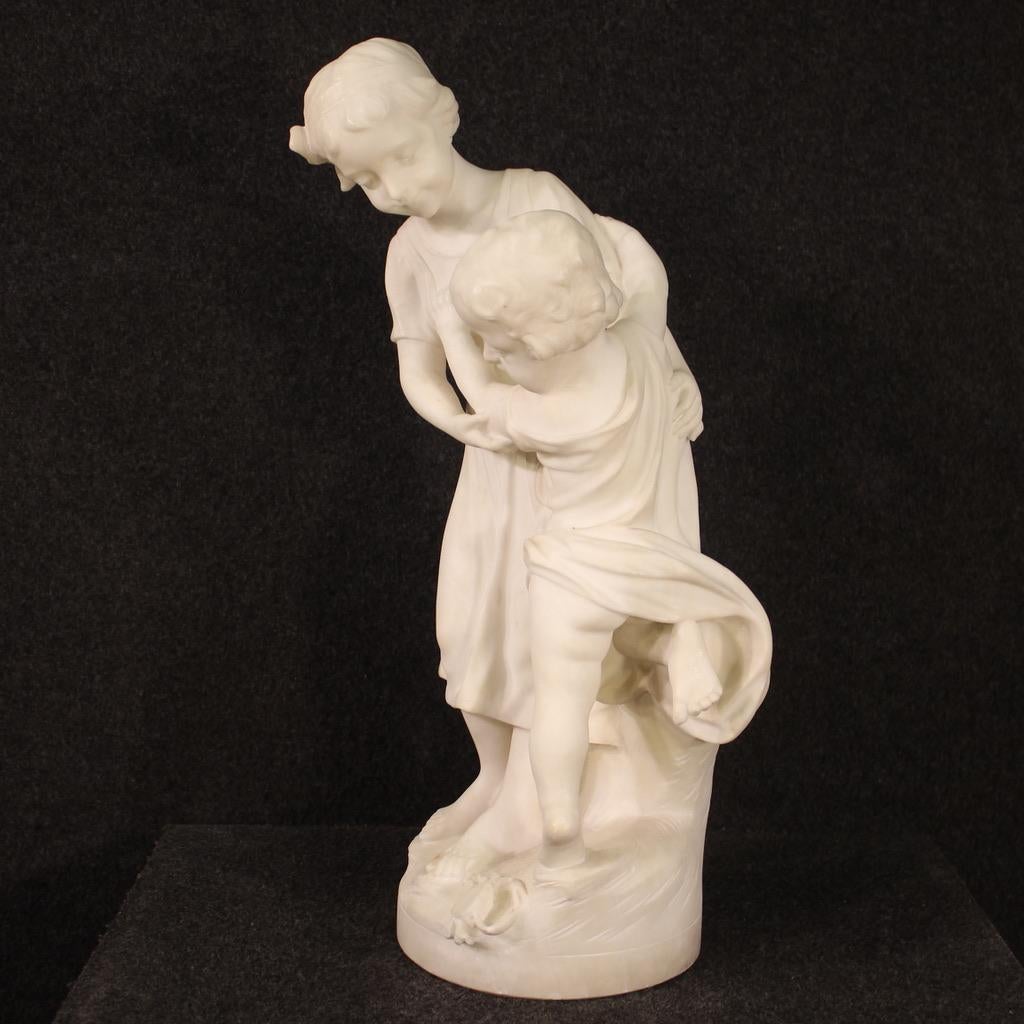 Beautiful Italian sculpture from the late 19th century. Finely sculpted marble work depicting children with crab of excellent quality. Object of beautiful size and proportions signed Pugi on the back (see photo) referable to the sculptor Guglielmo