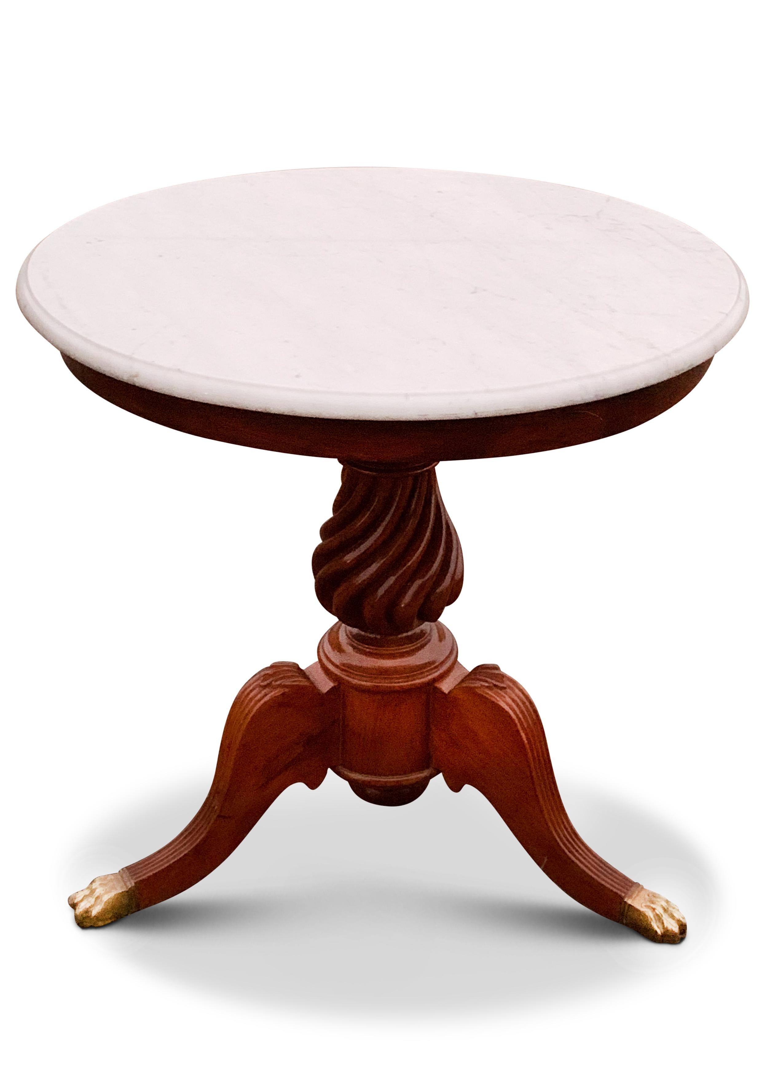 19. Jahrhundert Marmor & Mahagoni Gueridon Pedestal Tisch mit gedrechselten Holzsäule über einem Tripod Basis endet mit Messing Paw Feet.

Der Tisch eignet sich hervorragend für den Flur oder als Ecktisch im Wohnbereich für eine exquisite Lampe. 


