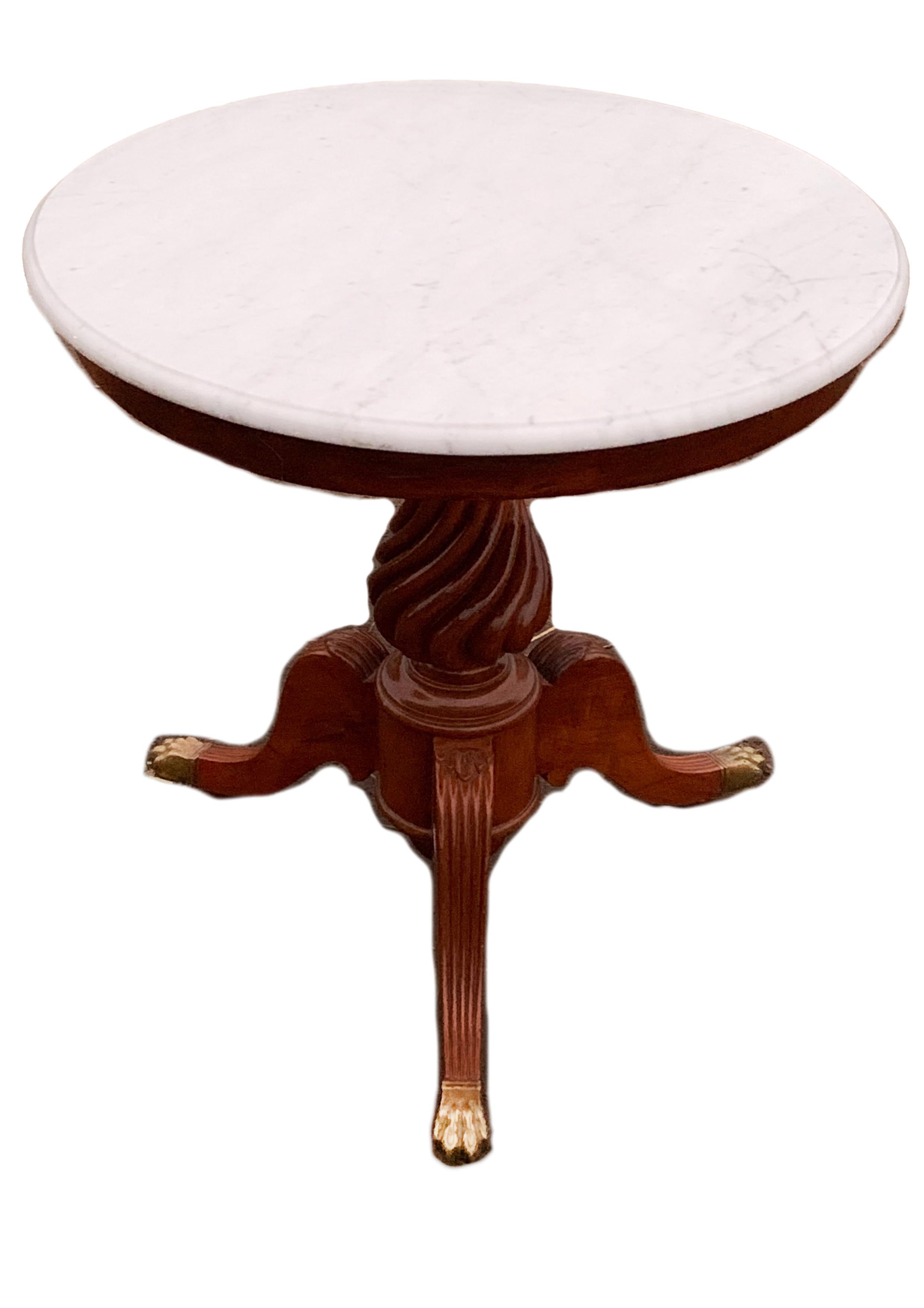 Gueridon-Sockeltisch aus Marmor und Mahagoni des 19. Jahrhunderts mit gedrechselter Holzsäule (Britisch) im Angebot