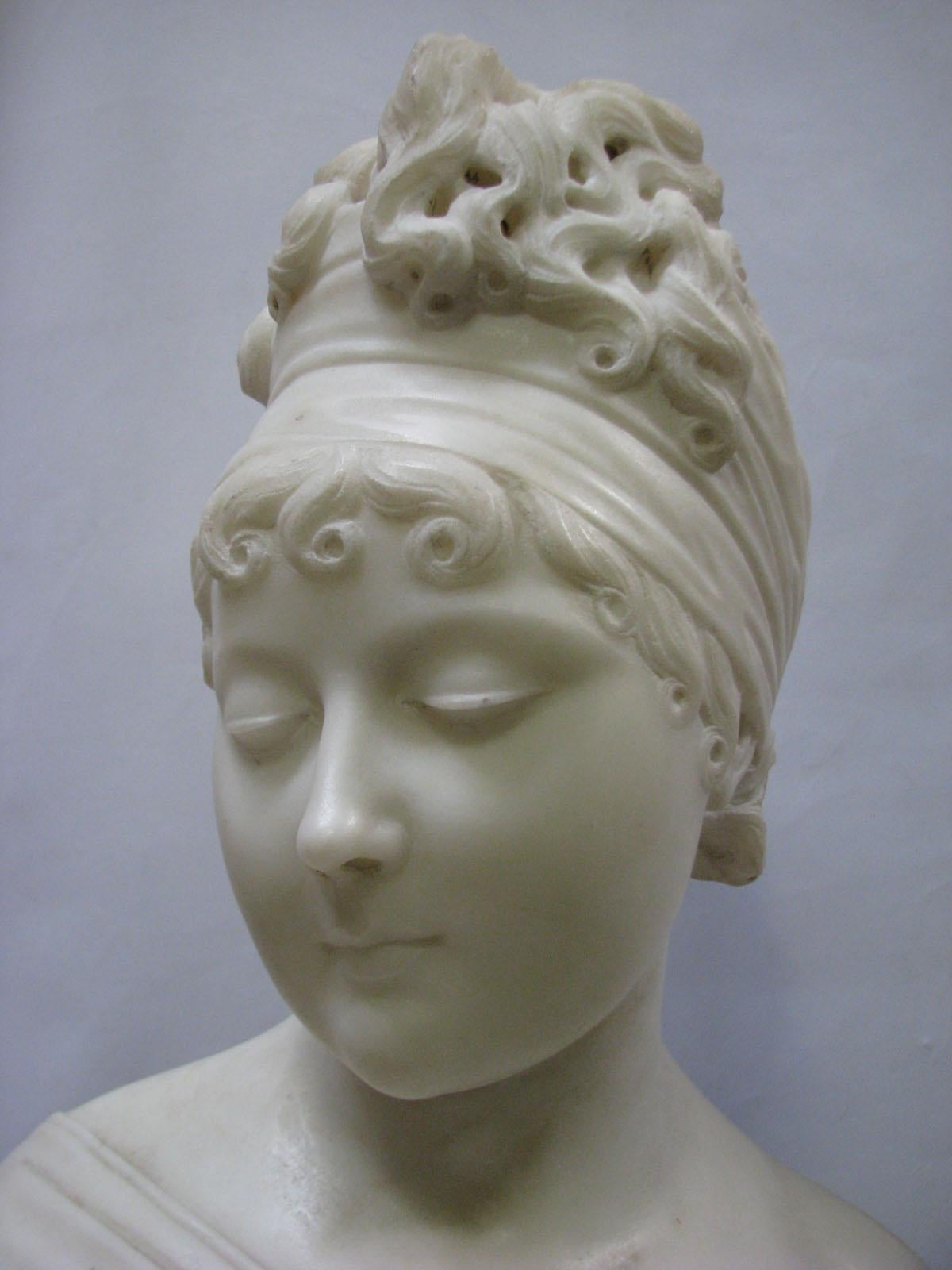 19th Century Marble Sculpture Busts of a Young Woman For Sale 3