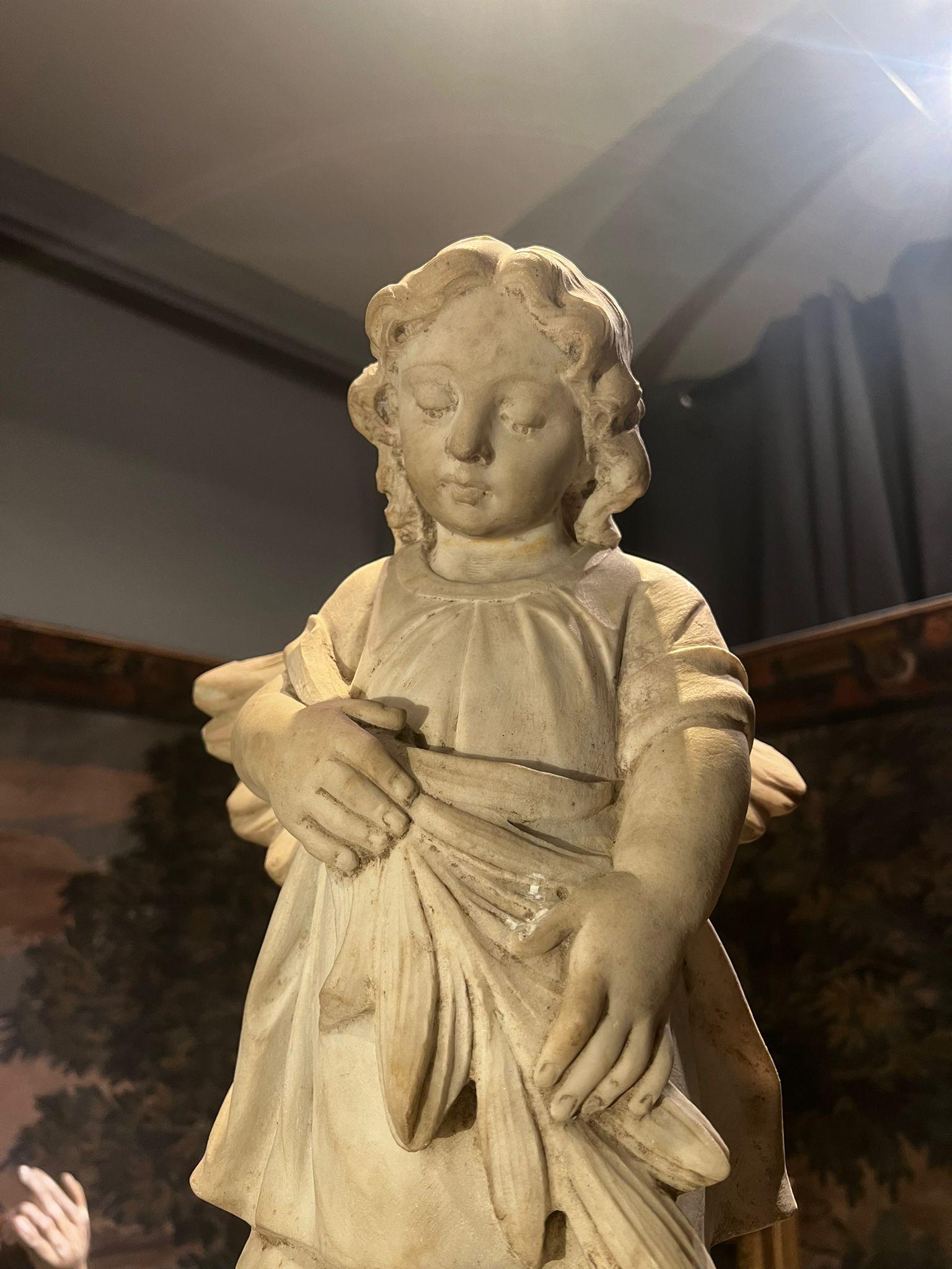 Gracieuse sculpture en marbre blanc de Carrare représentant un petit ange avec des ailes. Toscane, XIXe siècle.

Dimensions : 16x27x53 cm