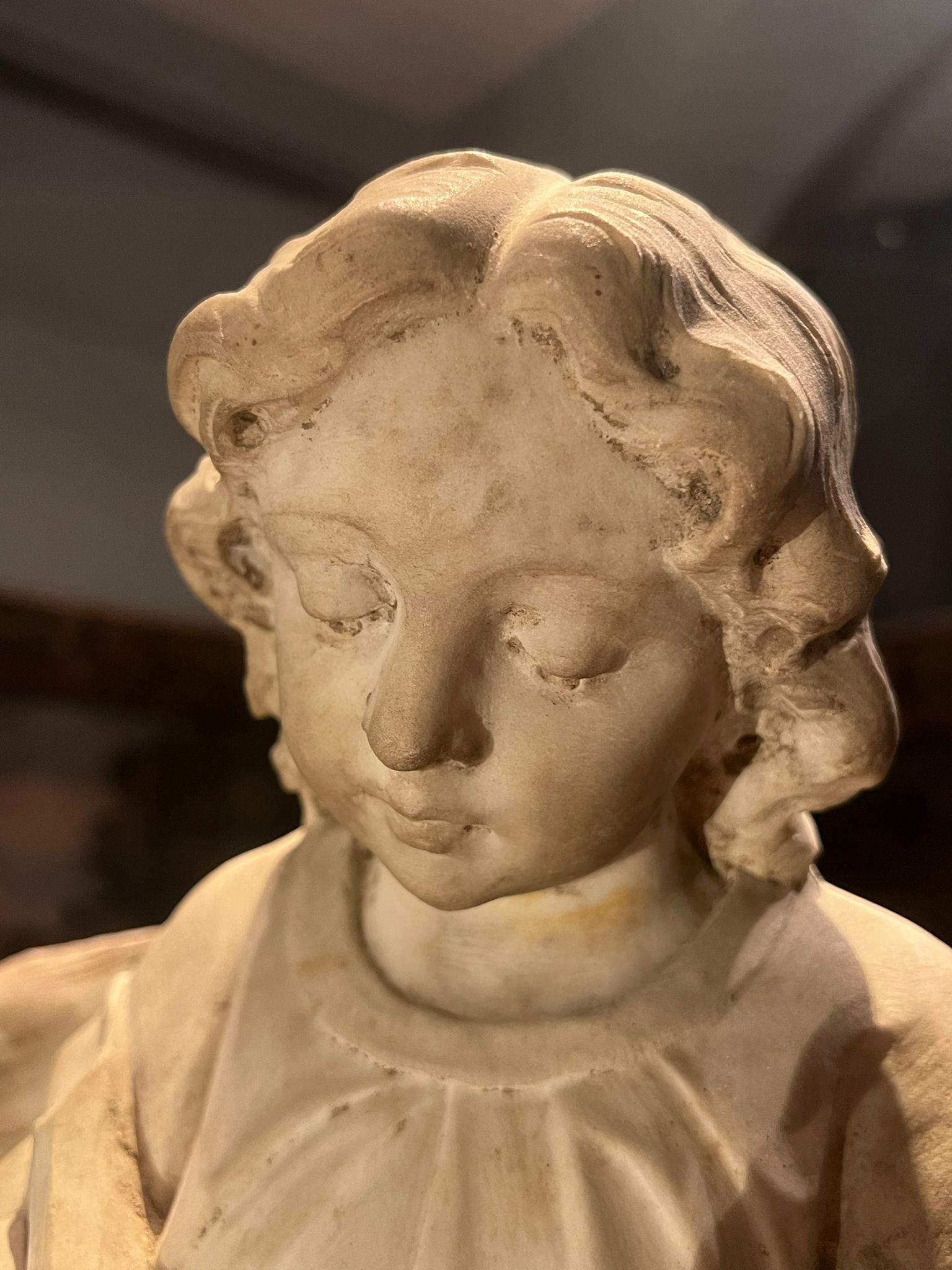 19th century marble sculpture of a little angel In Good Condition For Sale In Firenze, IT