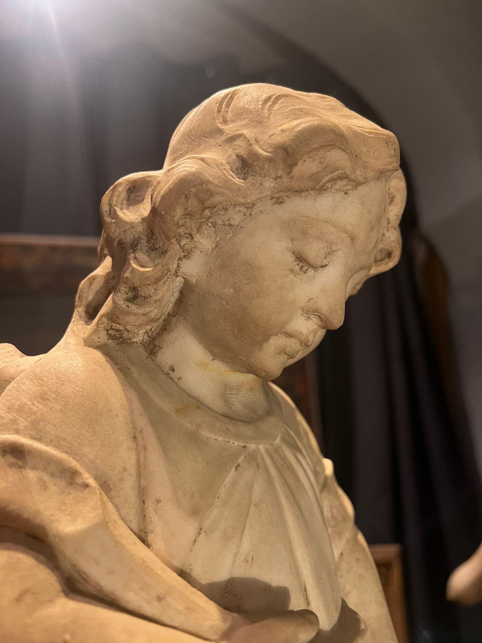 19th Century Sculpture en marbre du 19e siècle représentant un petit ange en vente