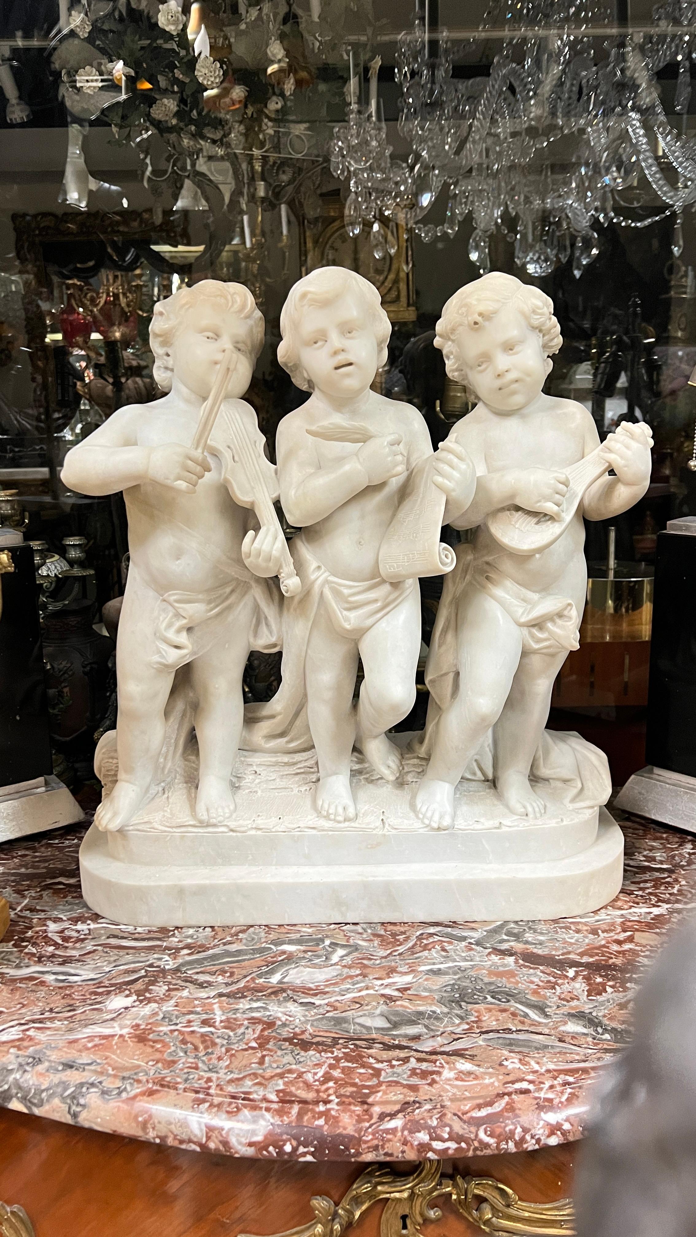 Hochwertige italienische, handgeschnitzte Skulptur aus weißem Marmor mit der Darstellung von Puttenmusikern.  Offensichtlich unsigniert.