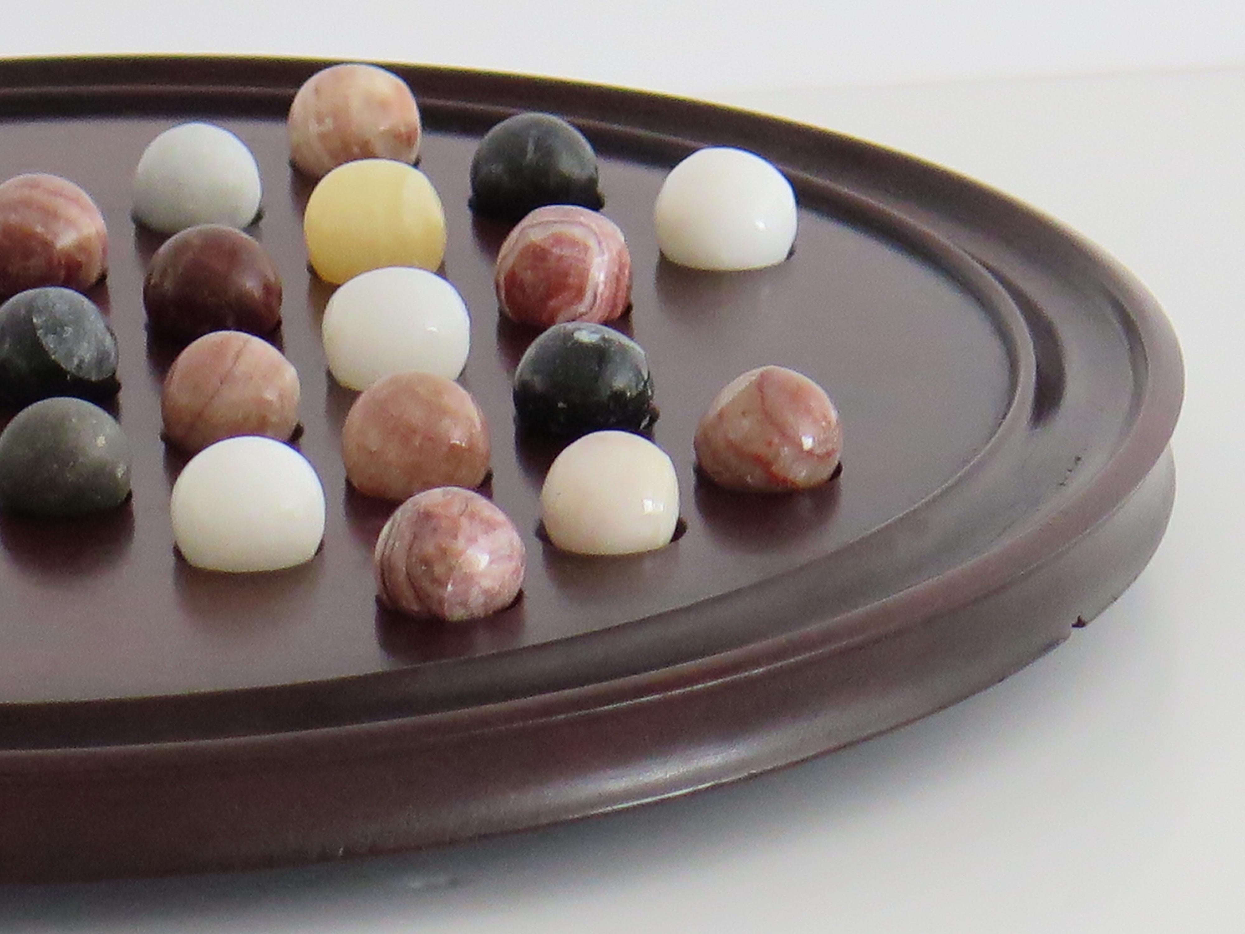 19th C. Marble Solitaire Game large diameter Hardwood Board and 33 agate marbles In Good Condition In Lincoln, Lincolnshire