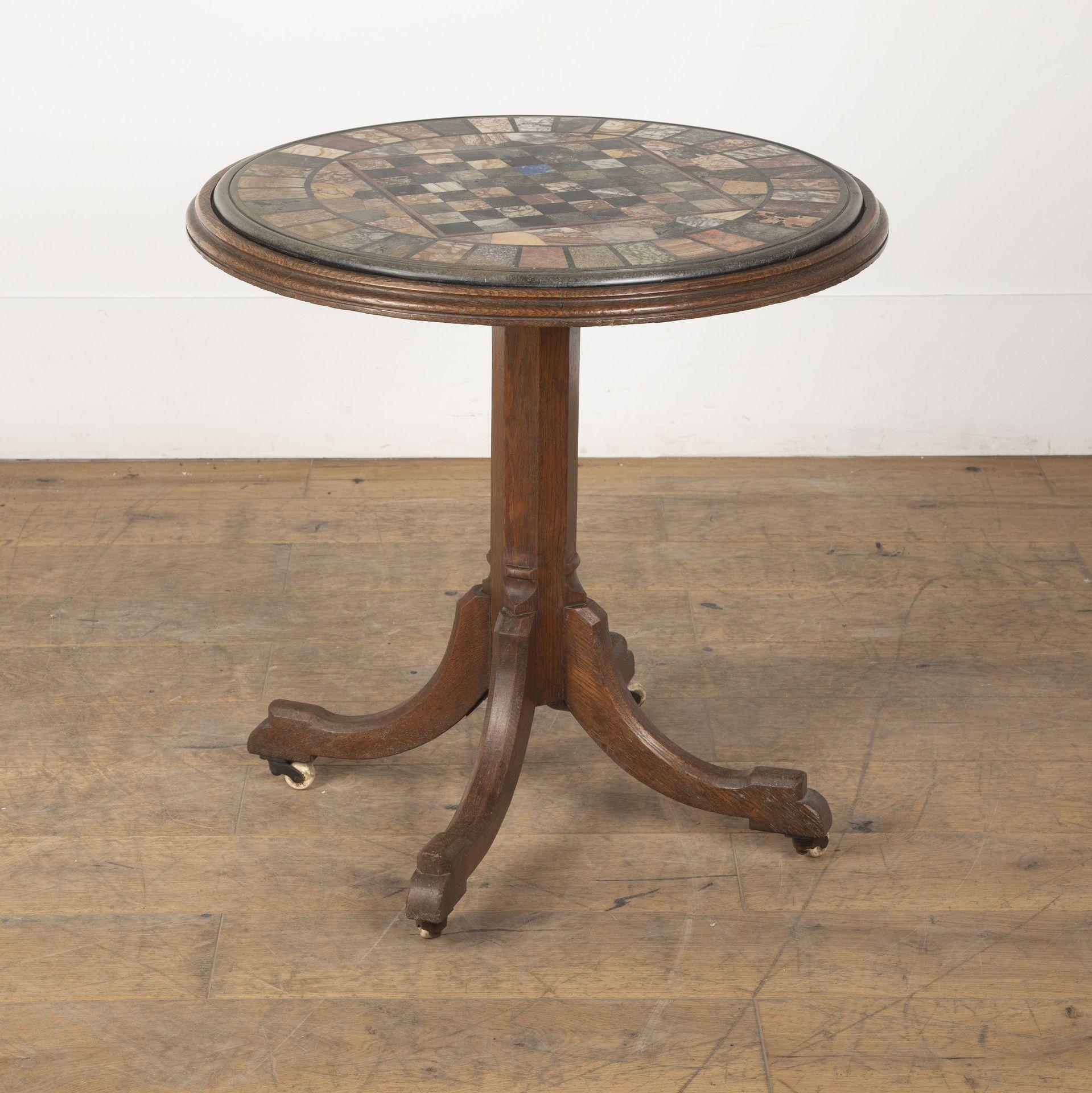 Table centrale en chêne anglais du 19e siècle avec un plateau circulaire en marbre incorporant un échiquier.
Quelques décolorations sur la surface supérieure, en rapport avec l'âge.
Circa 1870.