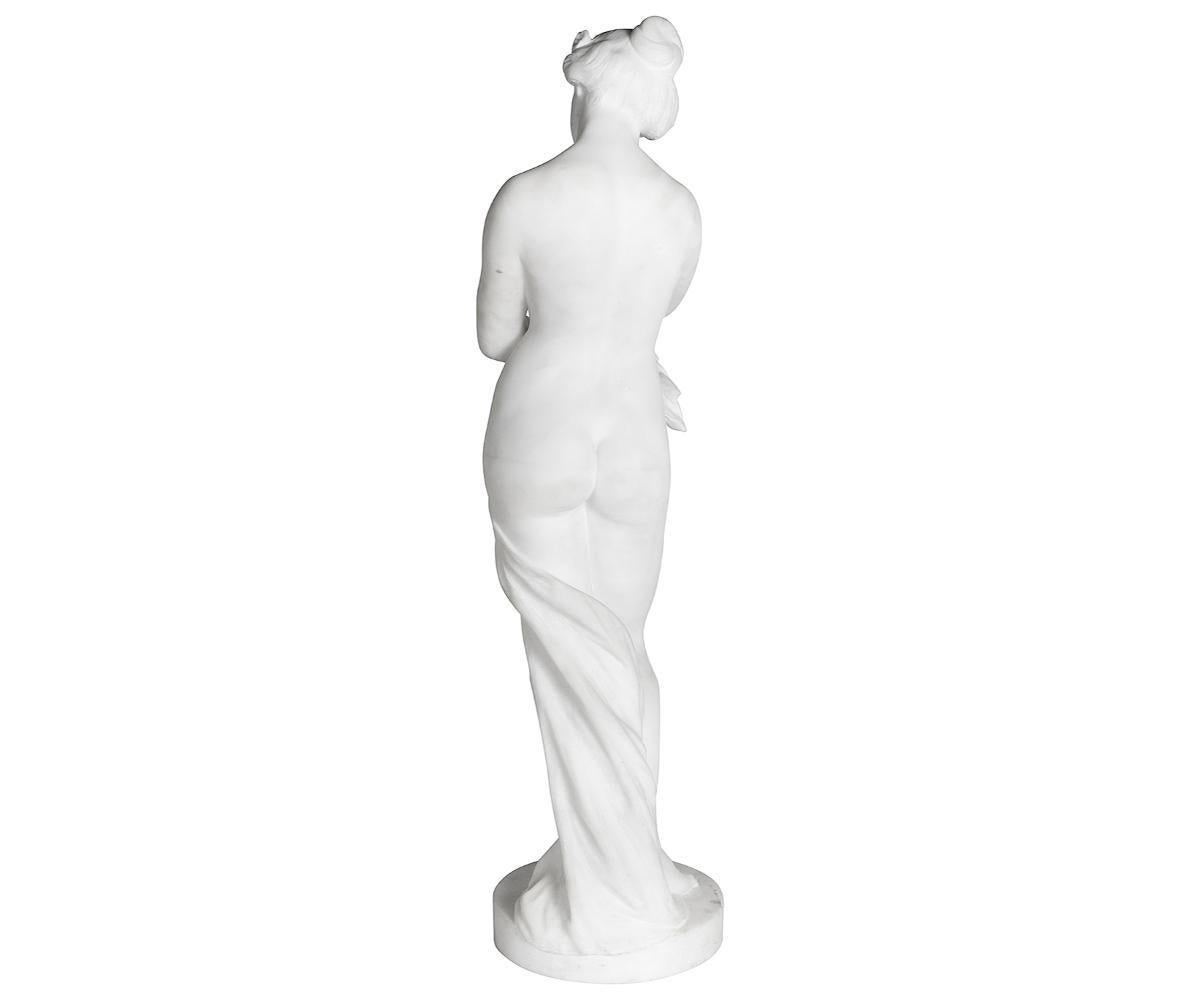 Romantico Statua in marmo del XIX secolo raffigurante una fanciulla classica. in vendita