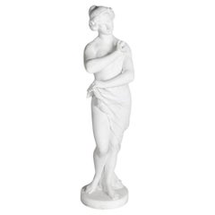 Statue en marbre du 19e siècle représentant une jeune fille classique.