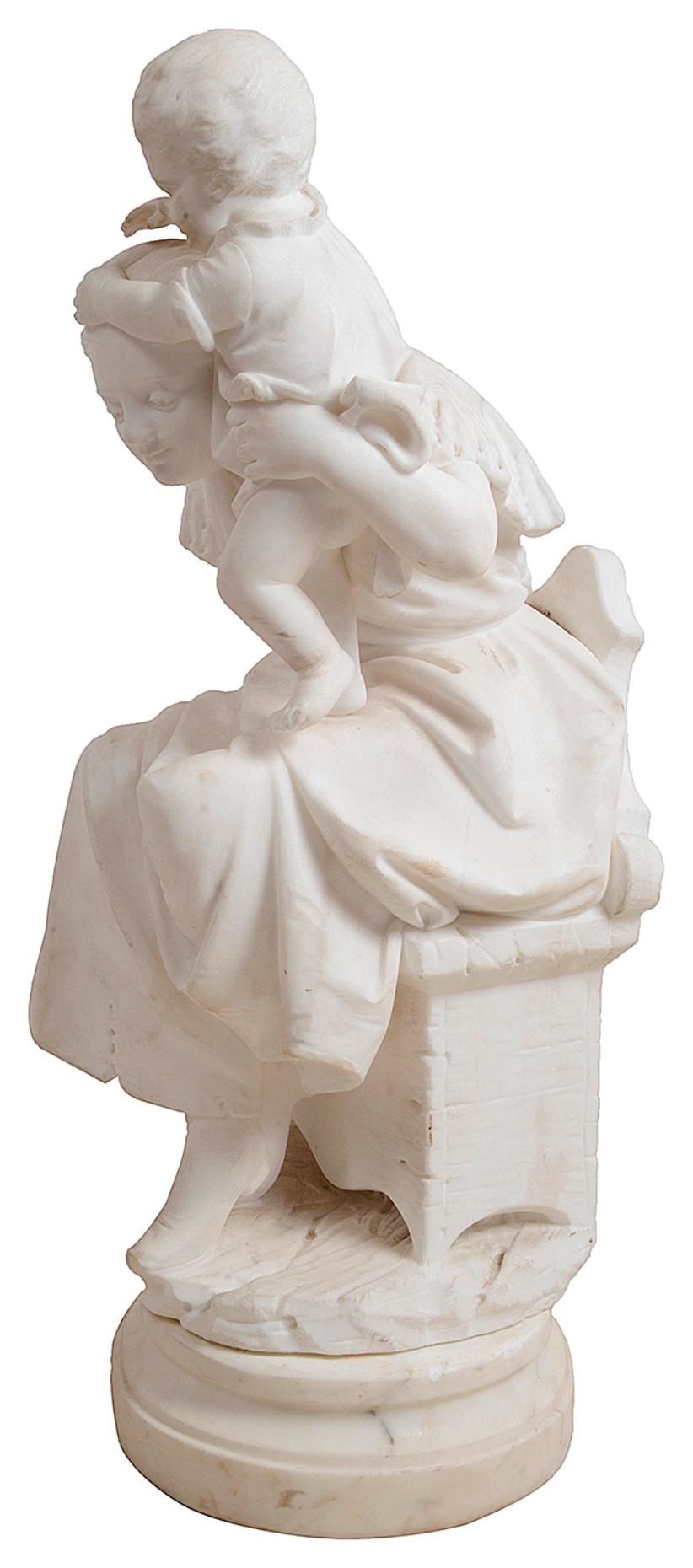 Charmante statue en marbre sculpté du XIXe siècle représentant une mère assise et un enfant jouant sur ses épaules.